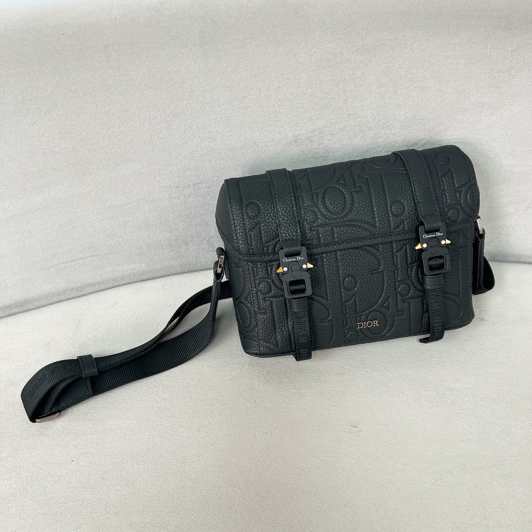 Сумка-мессенджер Dior Hittheroad из натуральной кожи с клапаном - черная.