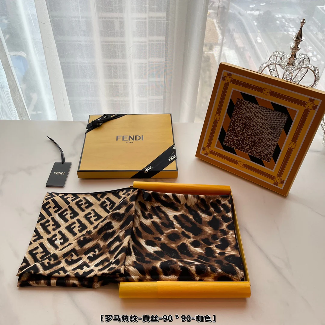 Шелковый шарф Fendi 90 с леопардовым принтом и монограммой, двусторонний.