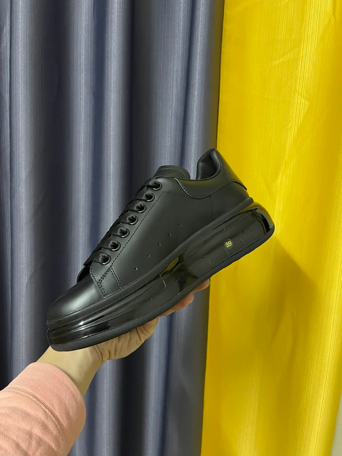 Классические белые кроссовки McQueen - унисекс - полностью из черной кожи с черной воздушной подушкой