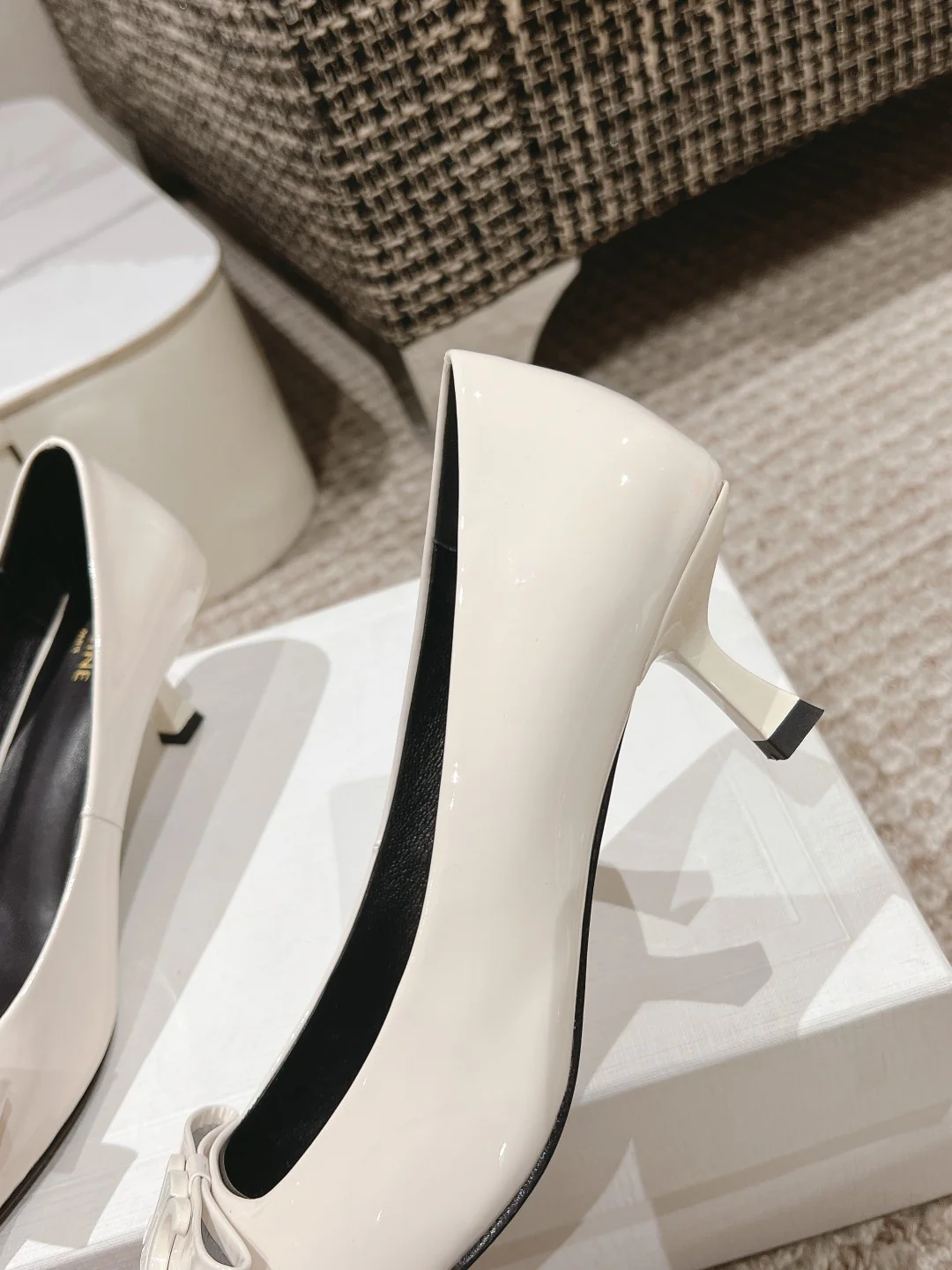 Celine - Туфли-балетки на невысоком каблуке с острым носком и бантом - белые