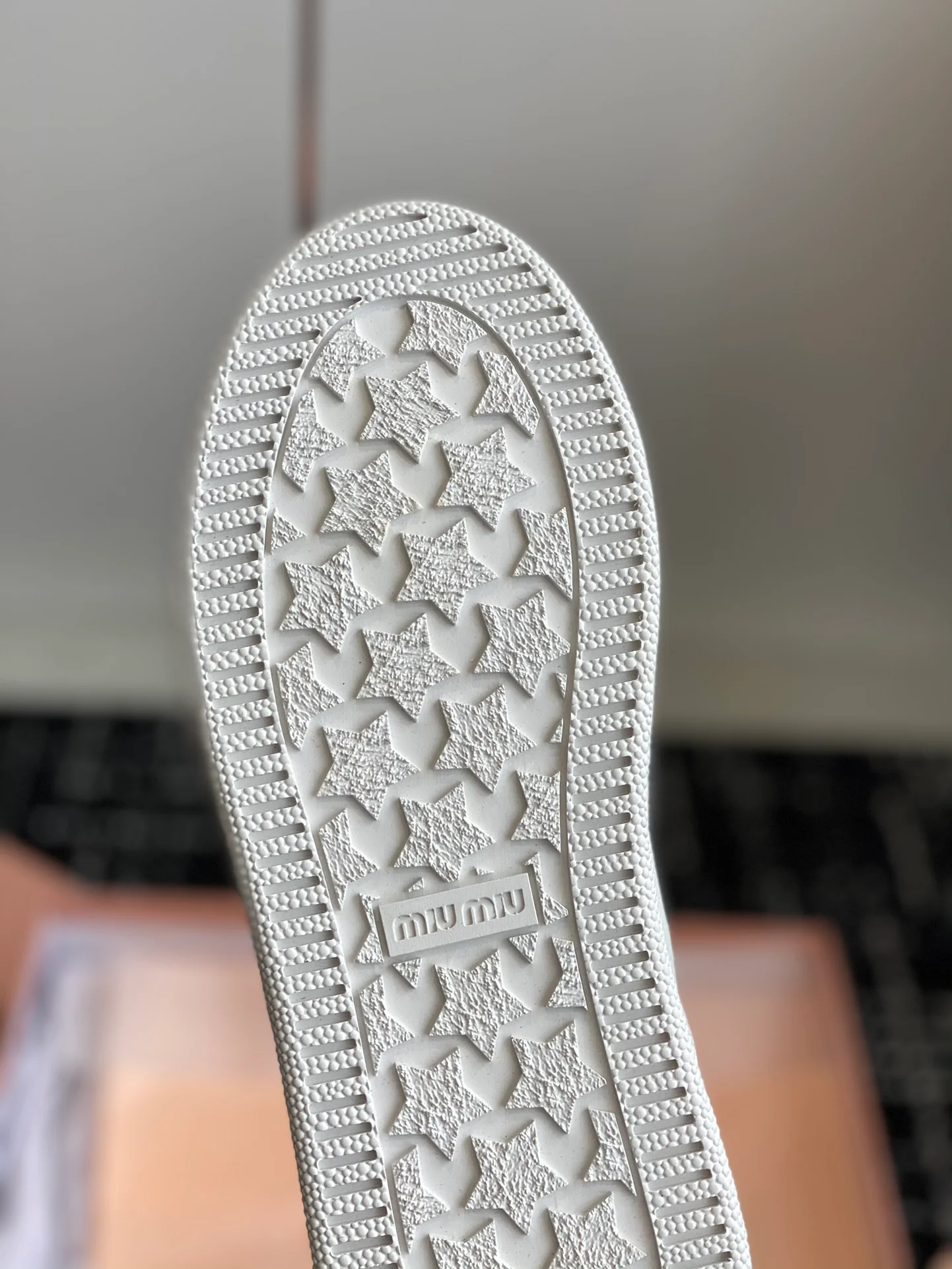 Кроссовки Miu Miu в стиле ретро с эффектом потертости - Повседневные кроссовки - Off-White