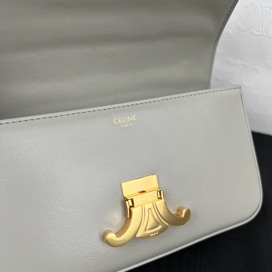 Сумка Celine Triomphe из глянцевой коровьей кожи с цепочкой через плечо