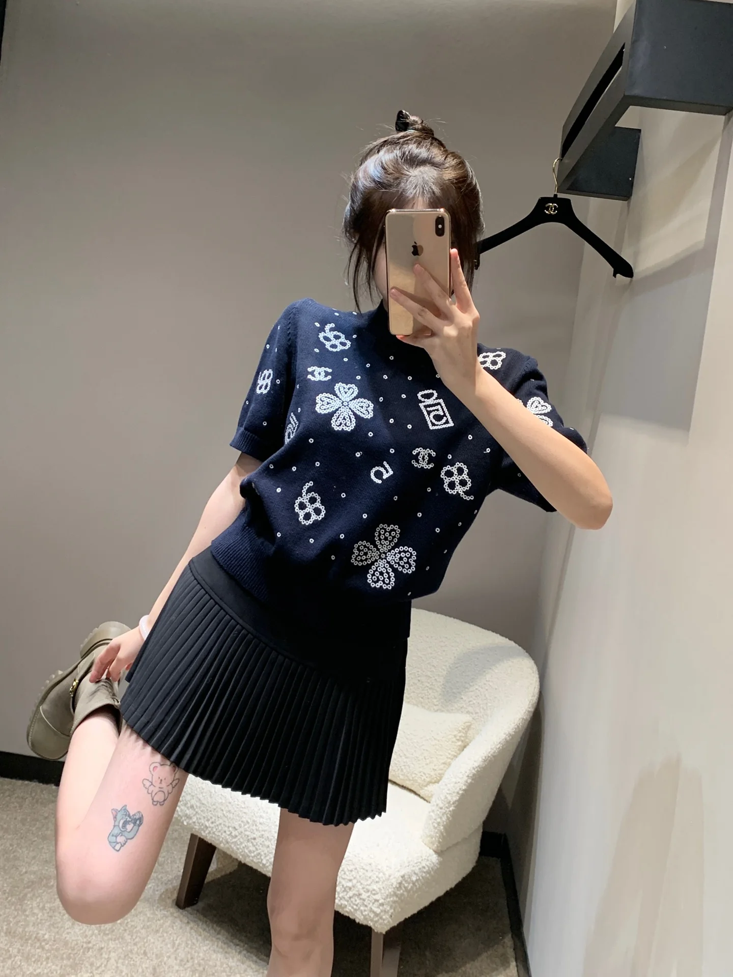 Вязаный топ Chanel 2403 с четырехлистным клевером и цифровым логотипом C, круглым вырезом и короткими рукавами - синий.