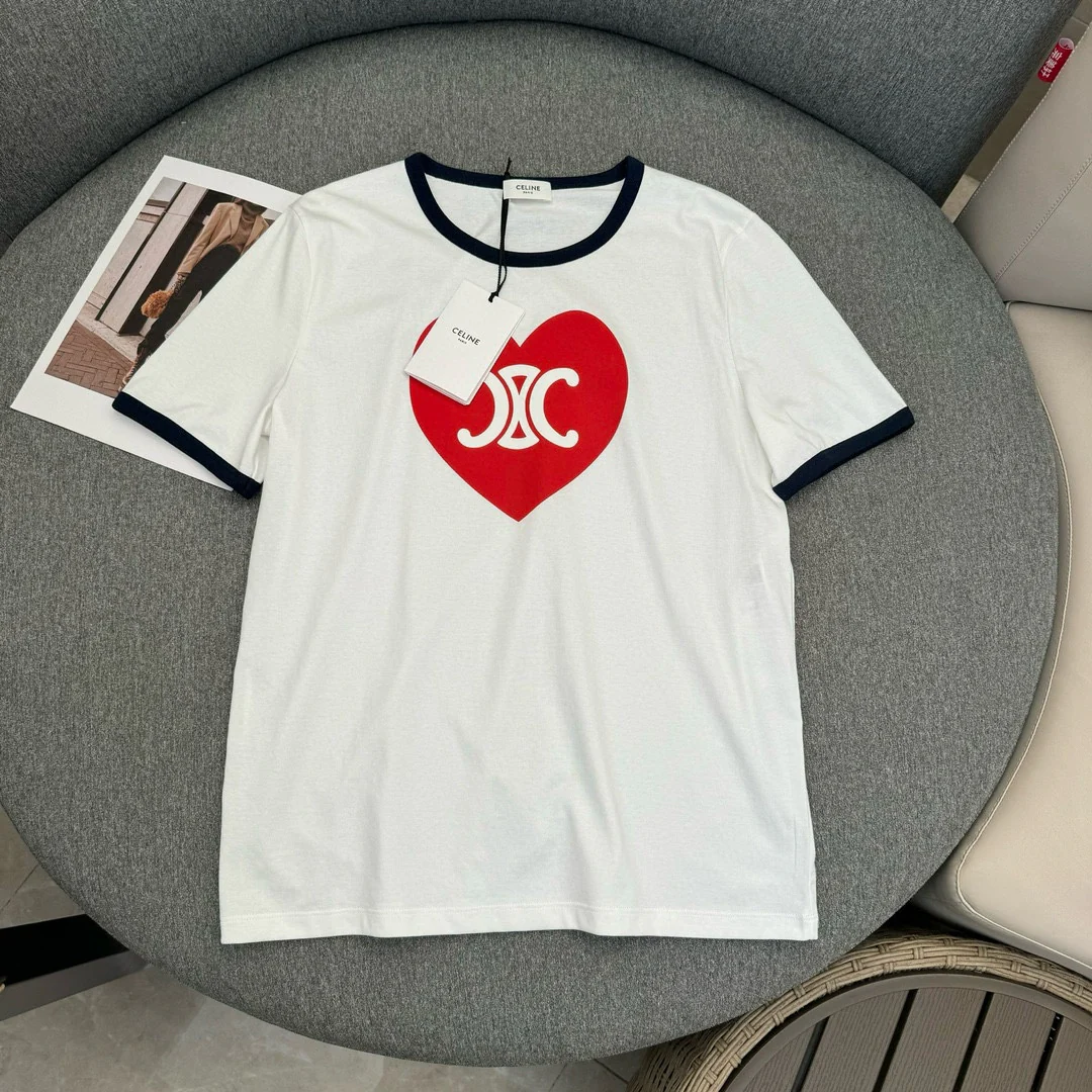 Футболка с коротким рукавом Celine-2403 с узором в виде сердечек.