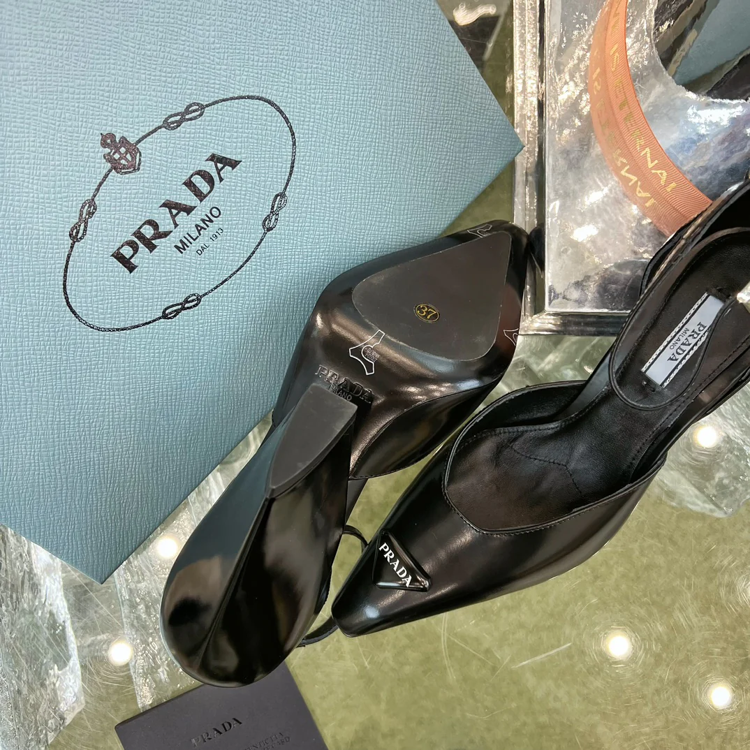 Новинки Prada весна/лето 2023 - Коллекция Мэри Джейн - Туфли на массивном каблуке - Черные