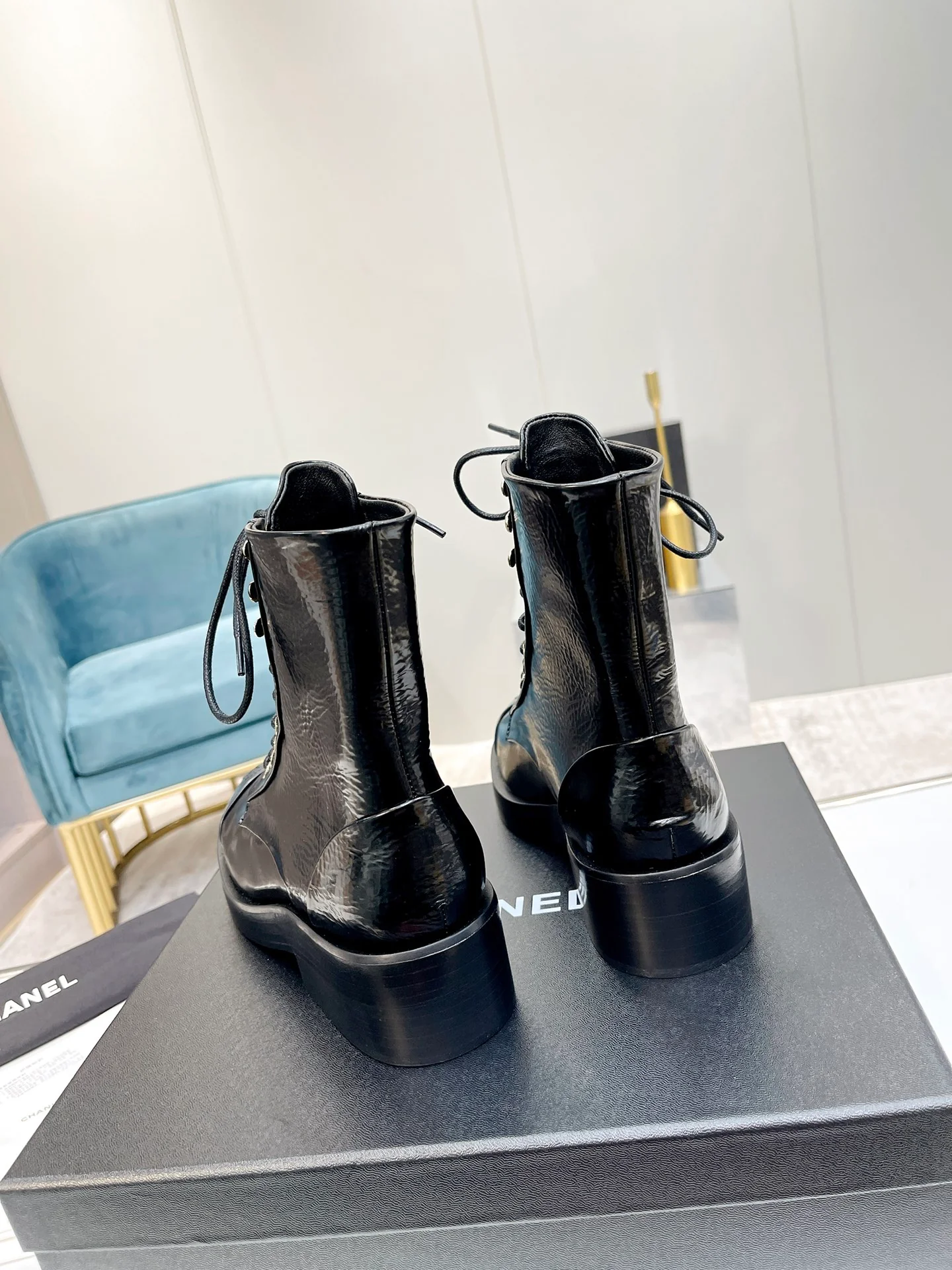 Chanel - Ботинки до середины икры на шнуровке - Черные