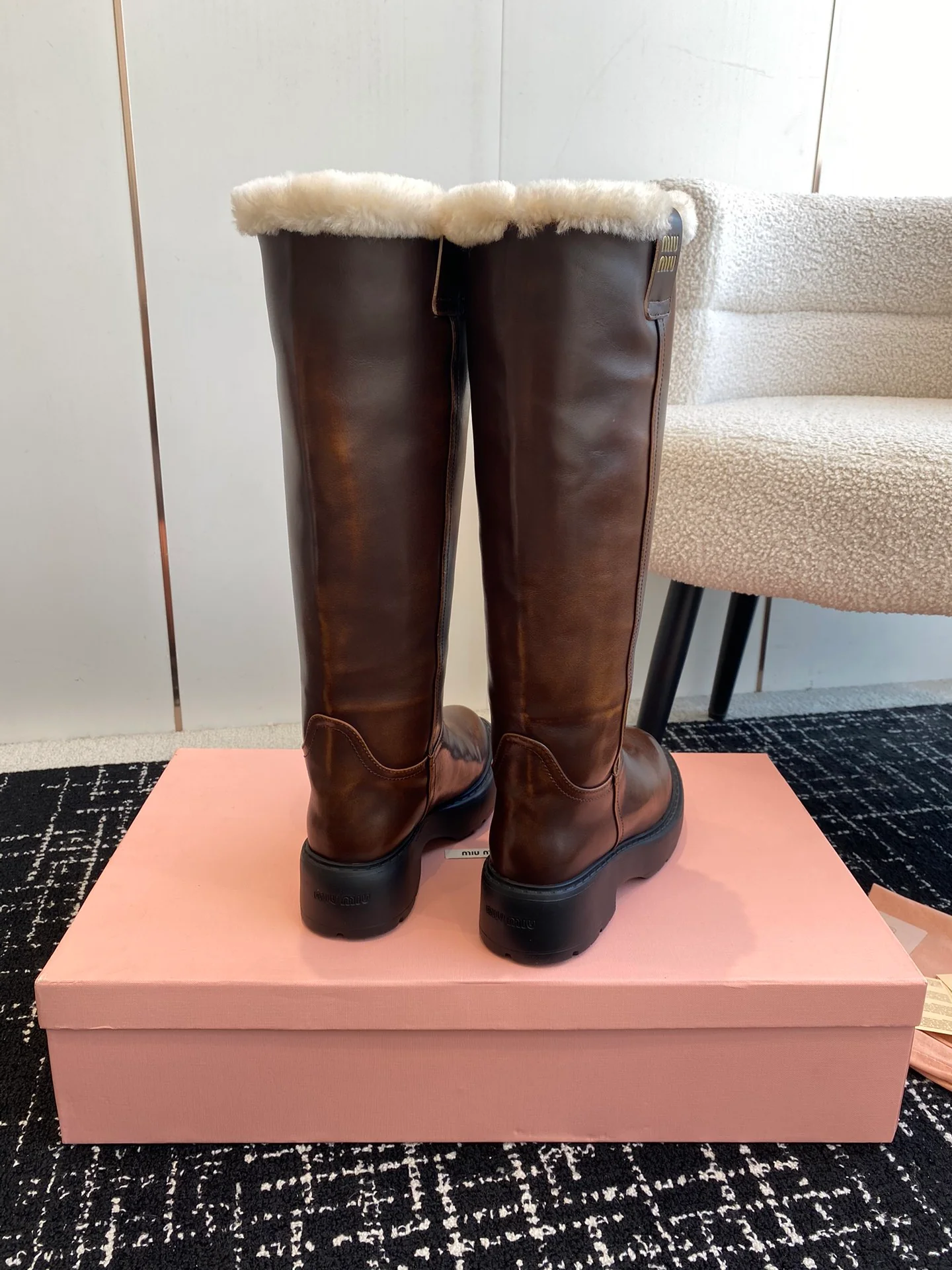 Высокие ботильоны Miu Miu 2024 года — кофейного цвета.