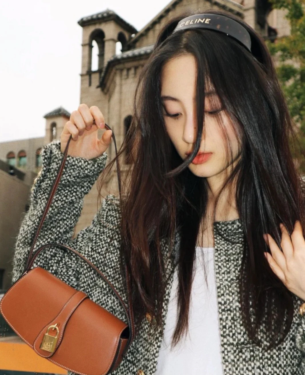 Мини-клатч Celine Tabou с плечевым ремешком в форме замка — коричневый — из гладкой коровьей кожи.