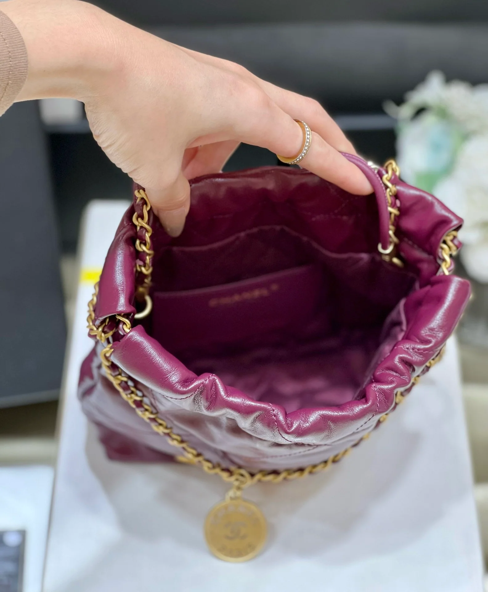 Новинка сезона весна/лето 2023 от Chanel - сумка 22 - мини - бордовый - на фото.