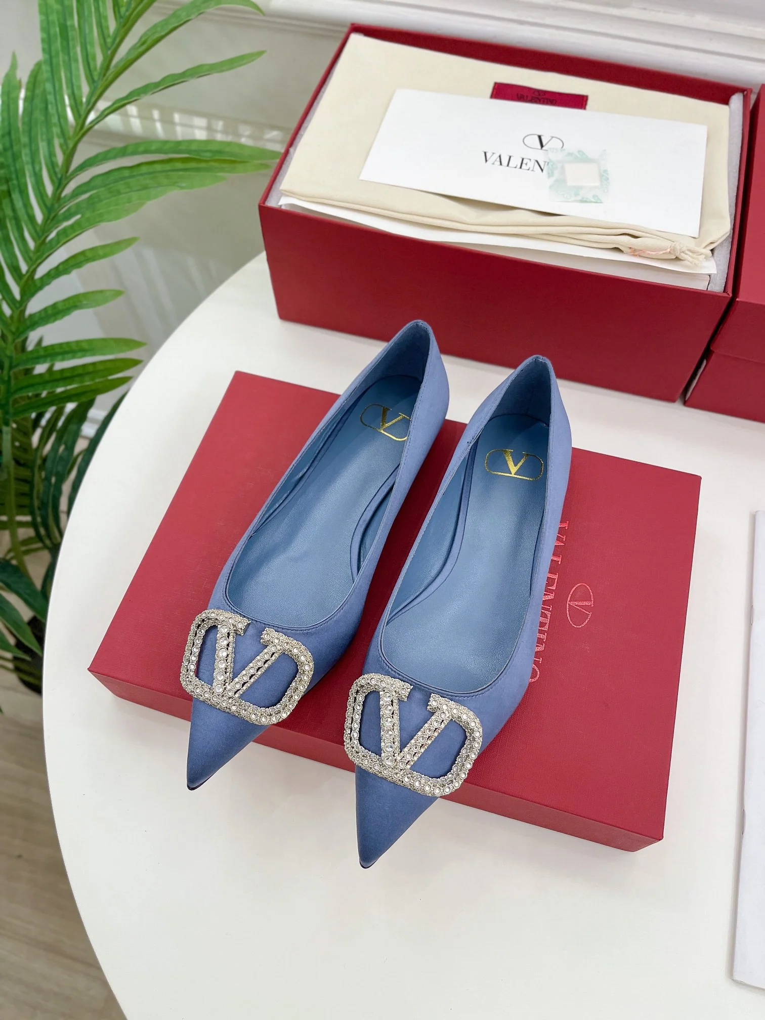 Новинка лета 2023 от Valentino - Коллекция Roman Stud - Туфли на высоком каблуке с бриллиантовой пряжкой - 5 см - Светло-голубые