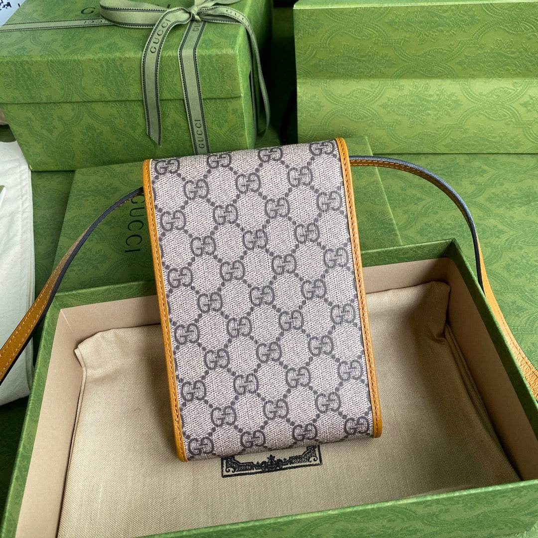 Сумка для телефона из коллекции Gucci с плюшевым мишкой.