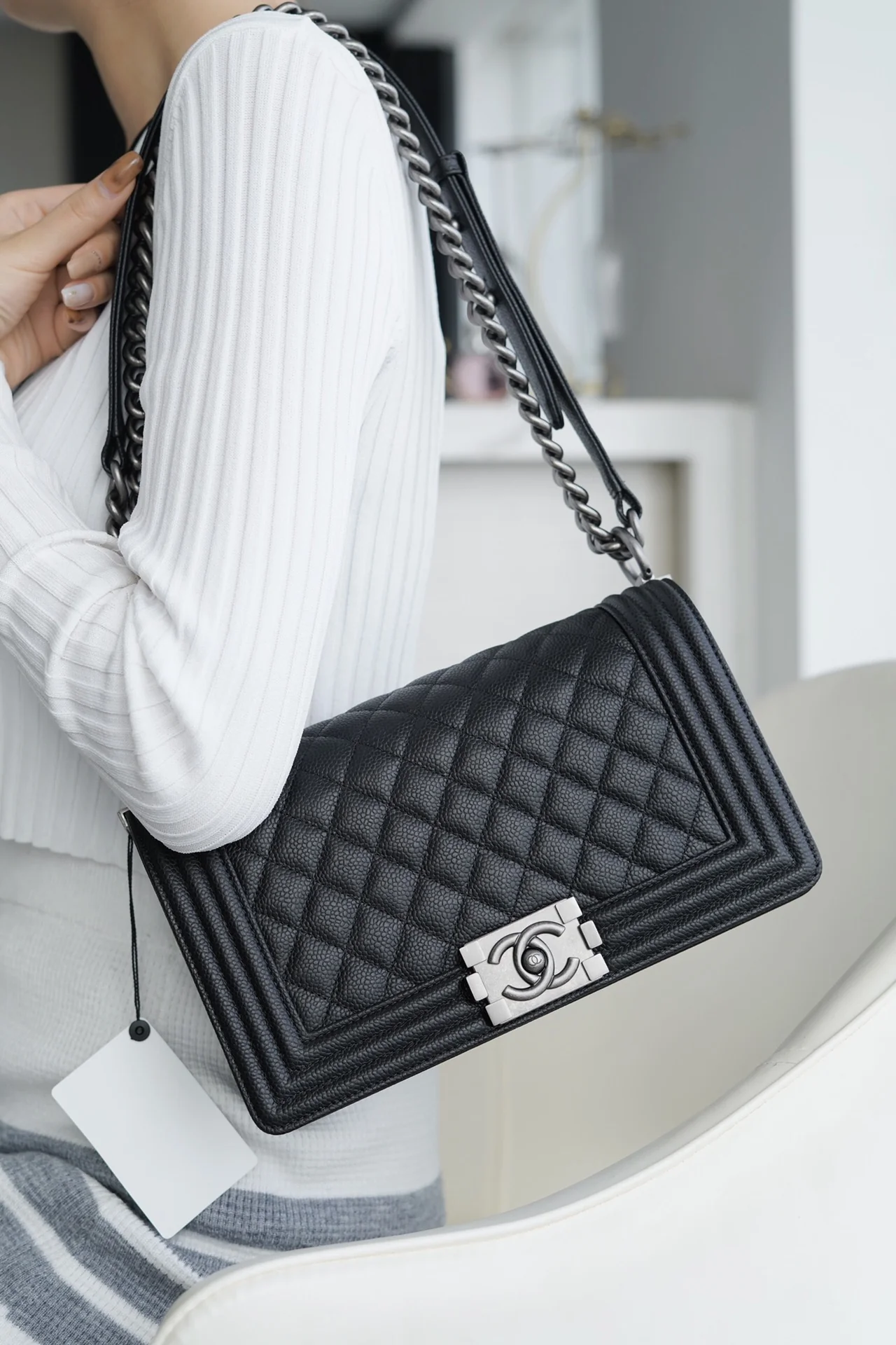 Коллекция Chanel Le Boy - Черная кожа личи, винтажная серебряная пряжка - 25 см