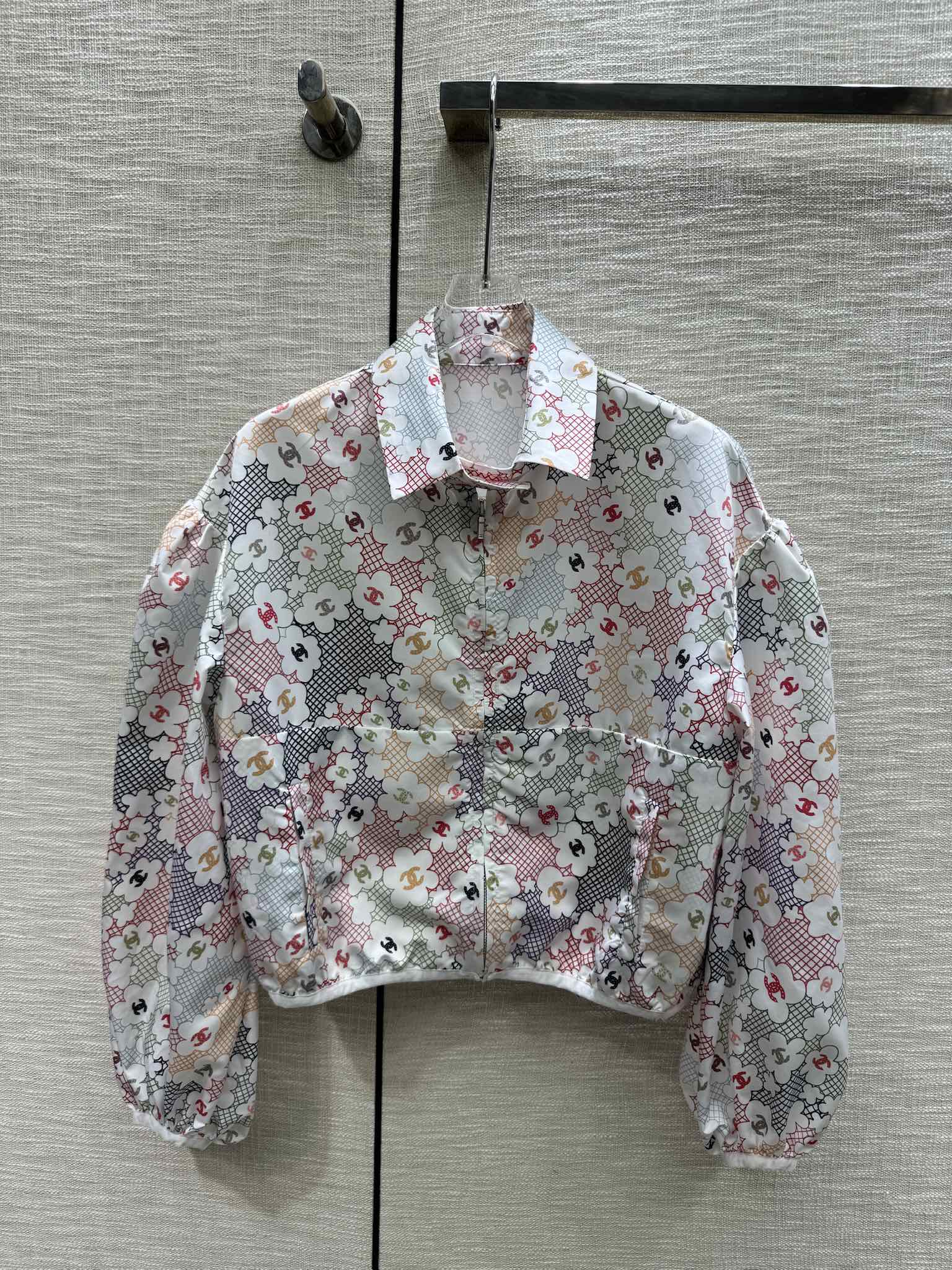 Chanel 2403 - Короткая куртка с двойной буквой С и цветочным рисунком камелии