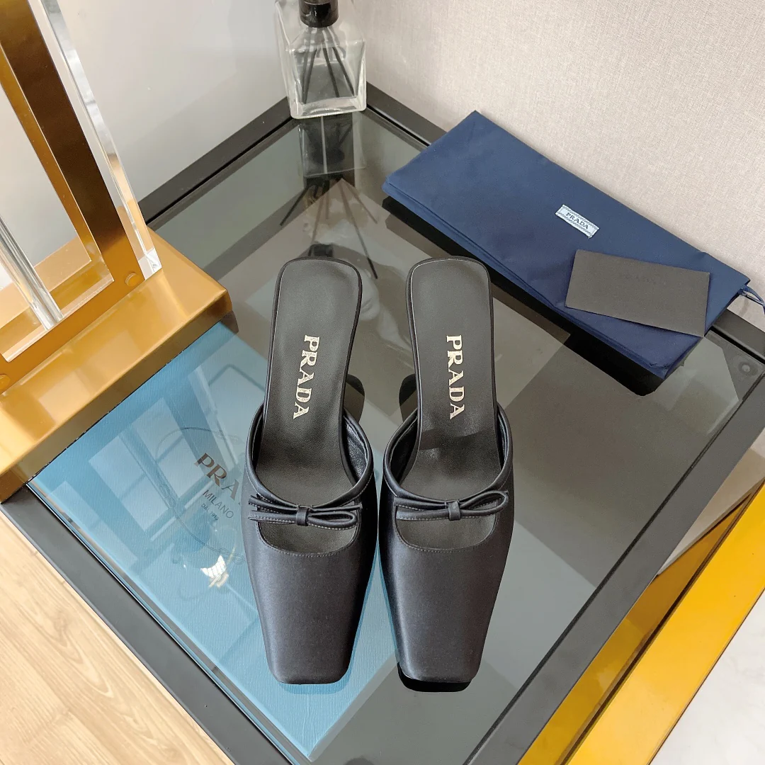 Prada - Новинка весны 2022 года - Сандалии на закрытом каблуке