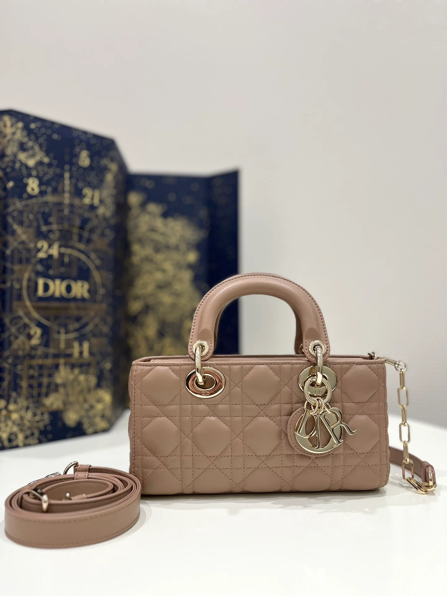 Сумочка Dior Lady d Joy, маленькая, пыльно-розовый цвет, из овечьей кожи с узором ?каннаж?.