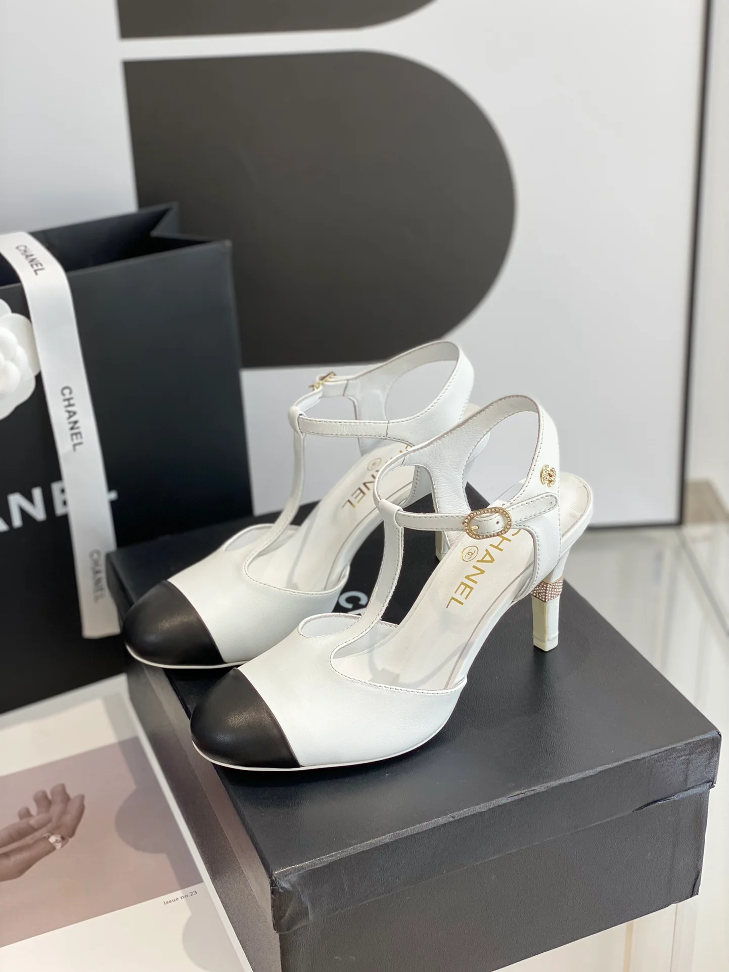 Новые туфли на каблуке Chanel Mary Jane - белые.