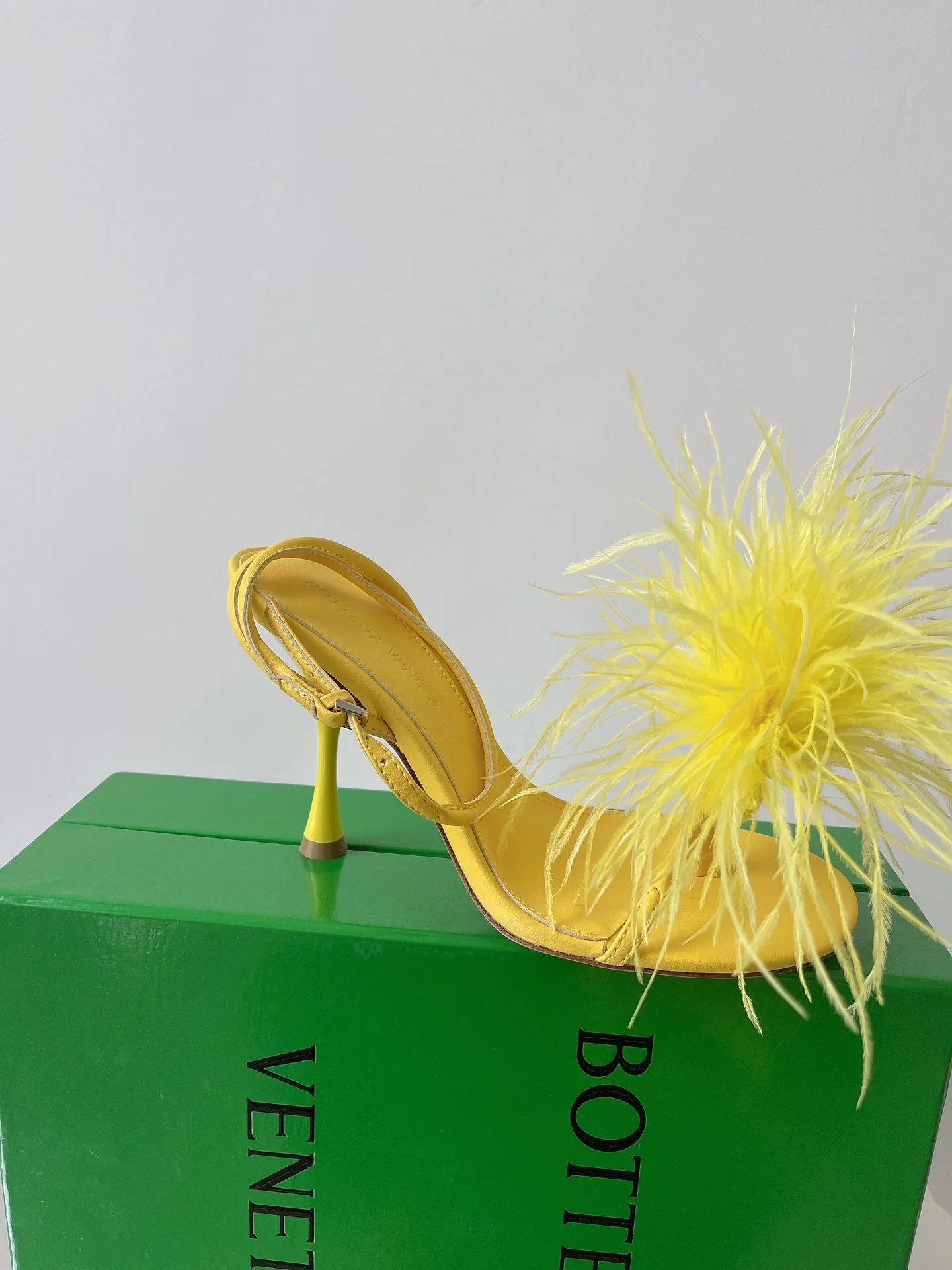 BV - Босоножки на высоком каблуке с облегающим силуэтом - Желтые