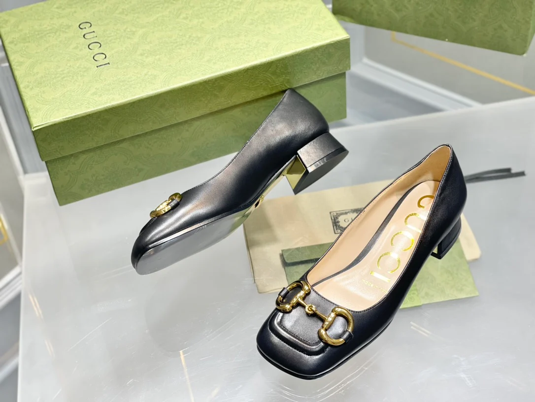 Весенняя коллекция Gucci 2021 — Босоножки на массивном каблуке с пряжкой в ??виде конской уздечки — 2