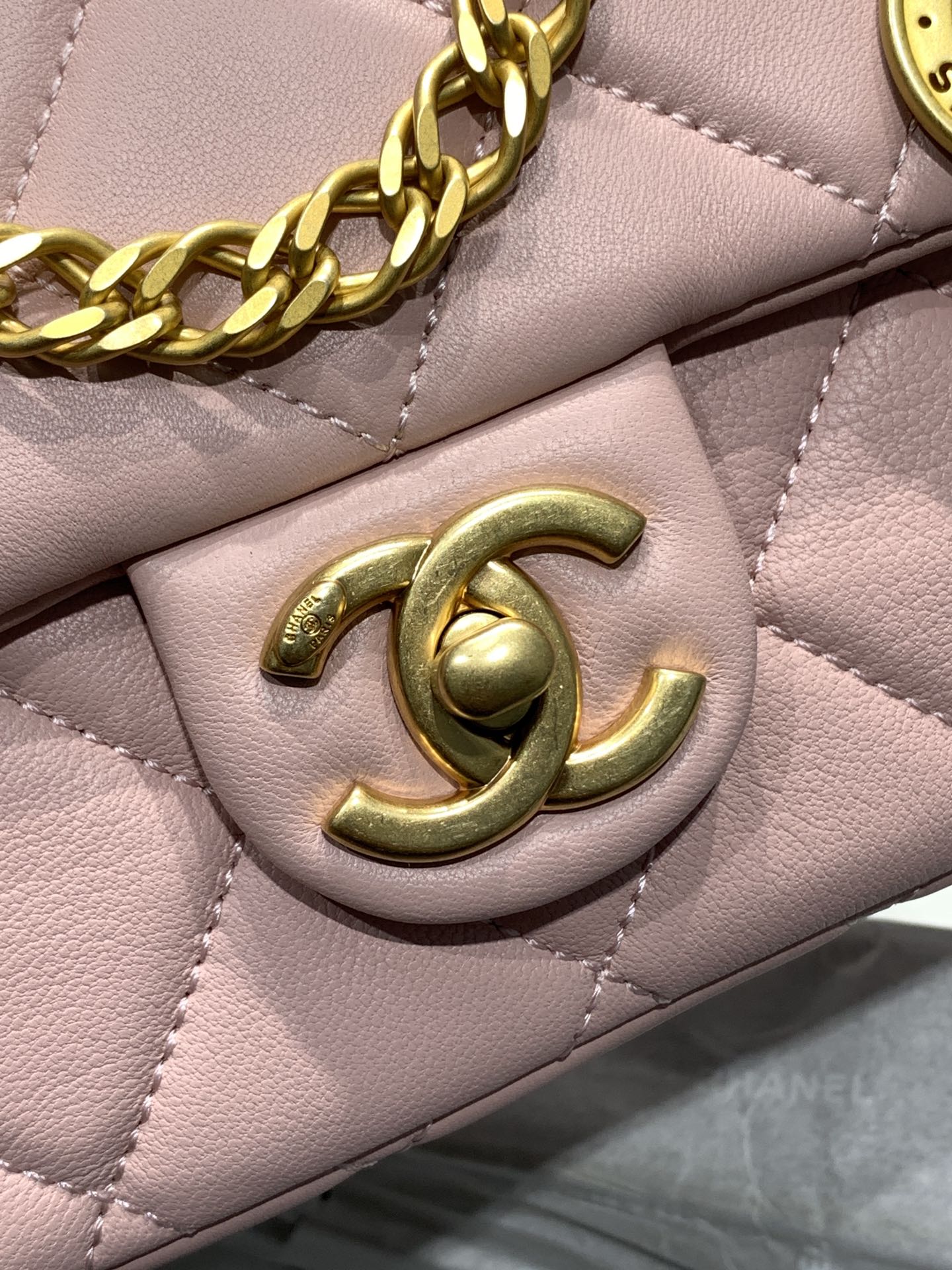 Новинка сезона весна/лето 2023 от Chanel - сумка Coin CF - розовая.