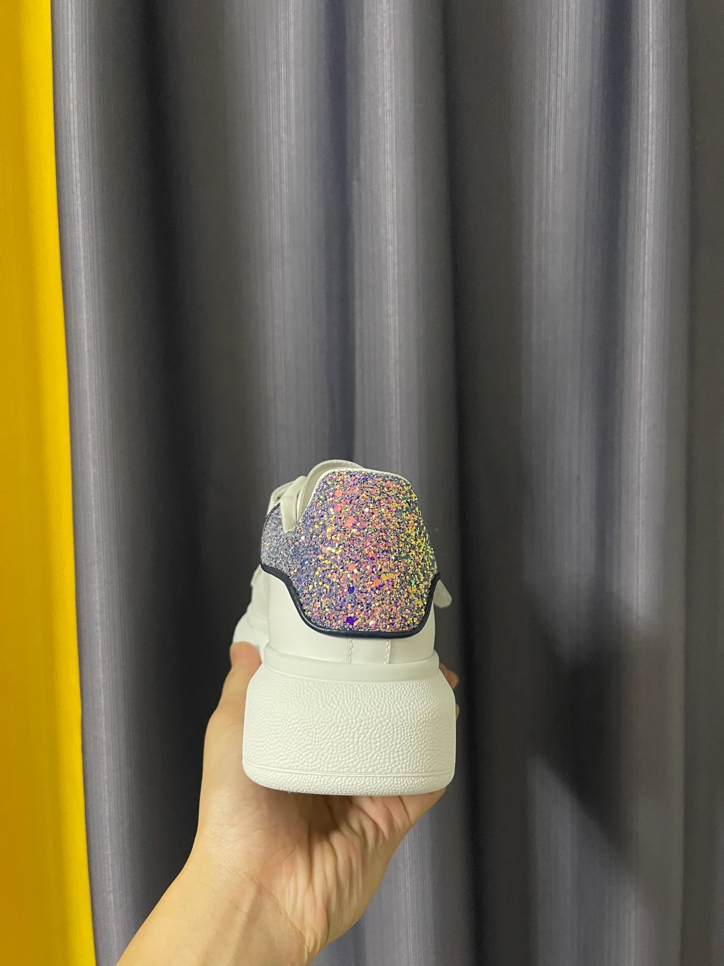 Классические белые кроссовки McQueen - унисекс - дизайн 