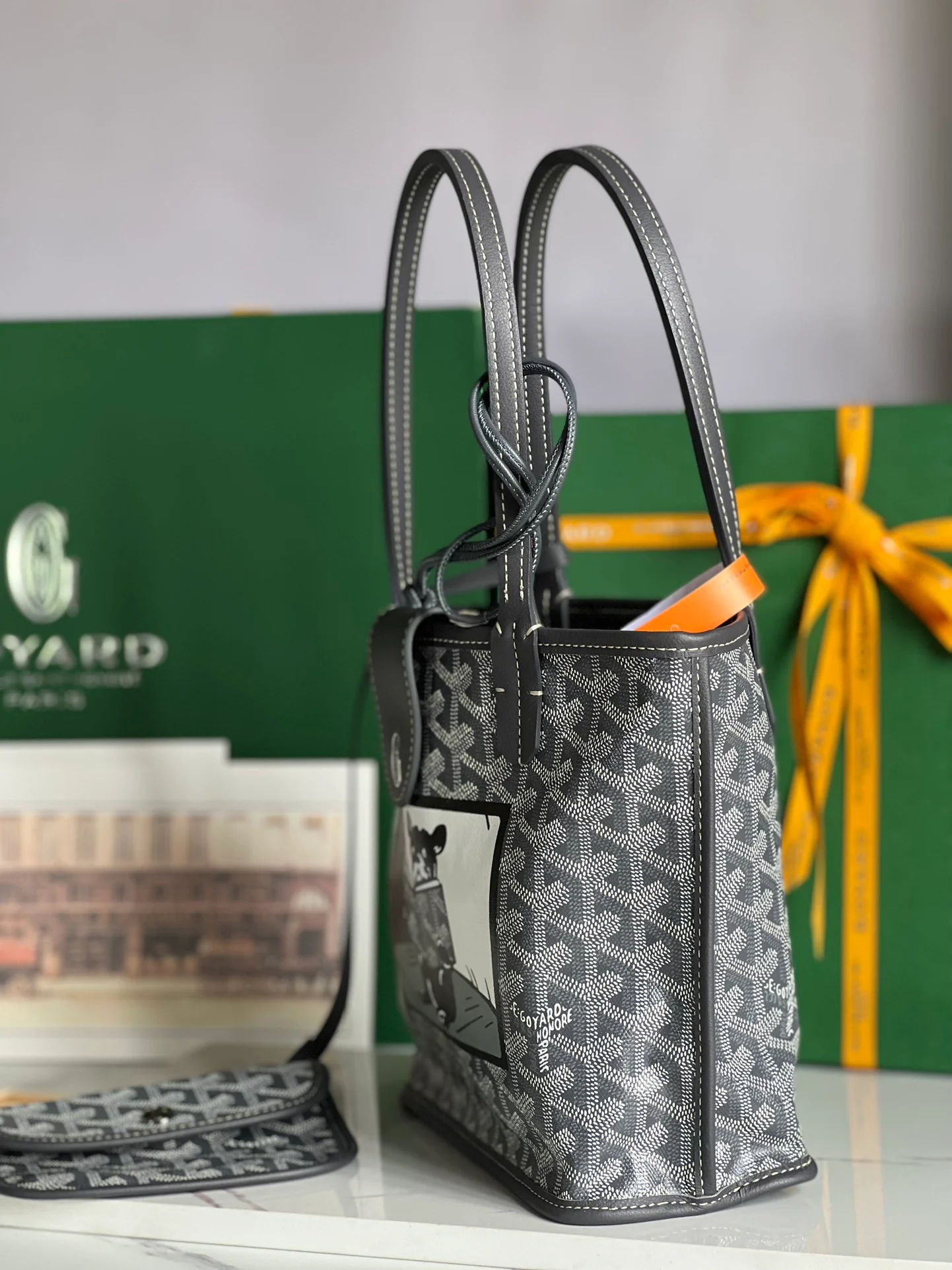 Сумка-тоут Goyard Anjou Mini Series с изображением французского бульдога, серая.