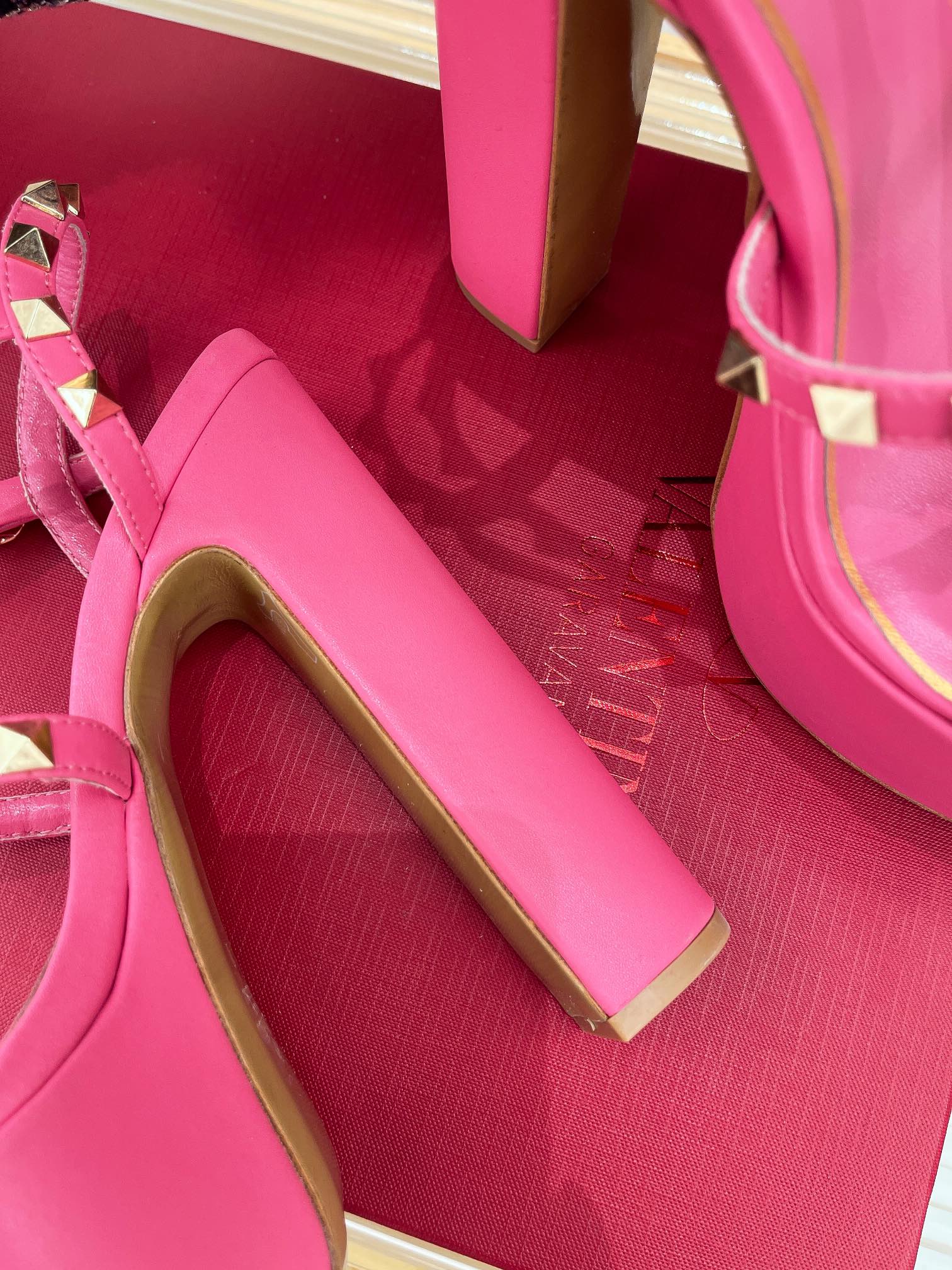 Босоножки на высокой платформе Valentino с заклепками — розовые