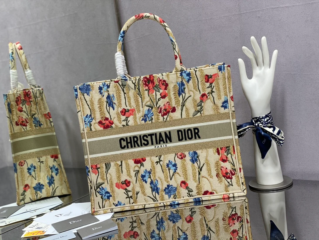 Сумка Dior Book Tote, большой размер 41,5 см, с цветочным принтом.