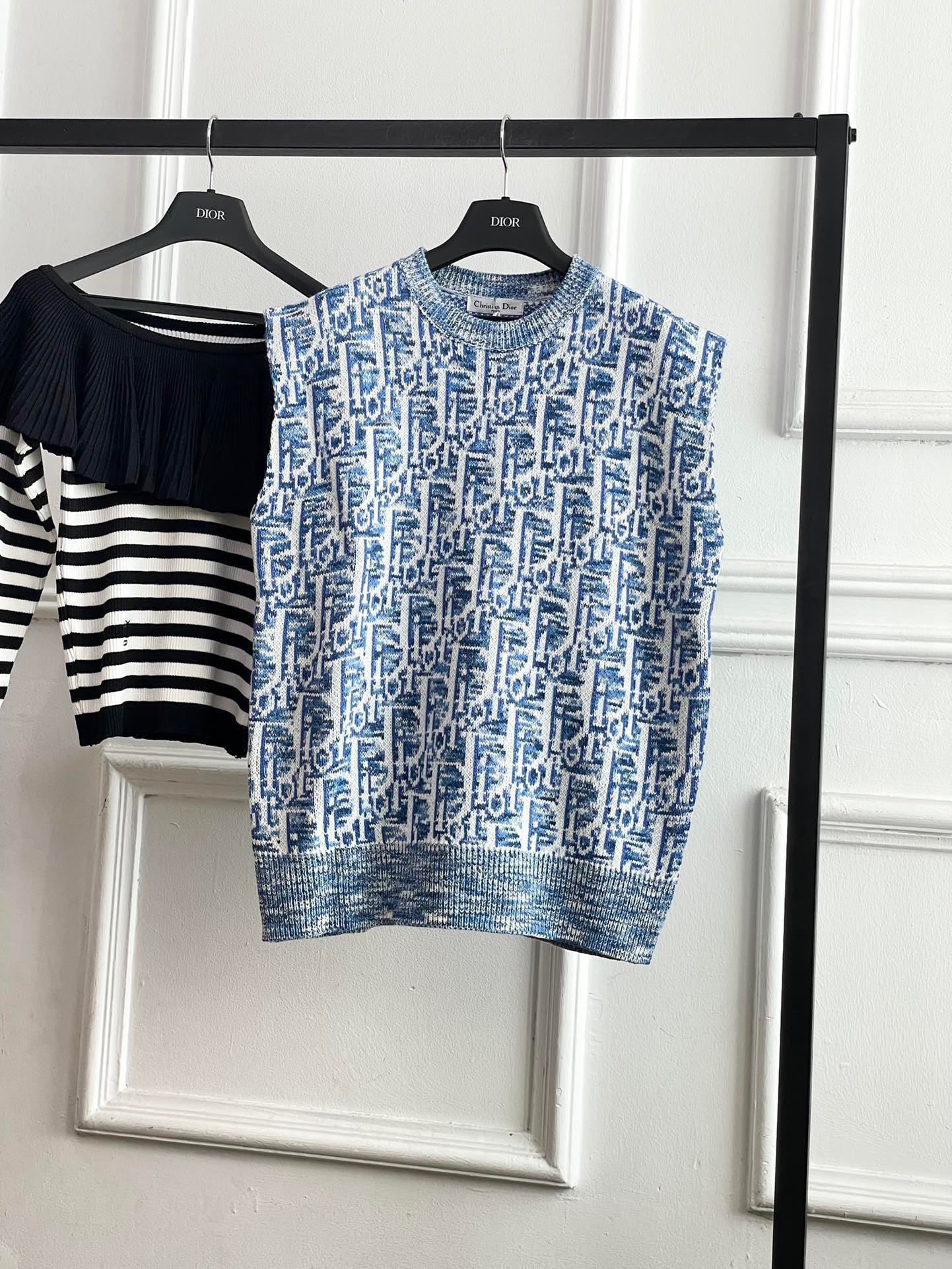 Вязаный жилет Dior 2403 с жаккардовым узором и буквами