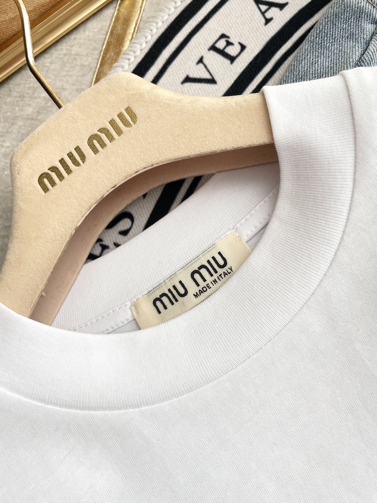 Miu Miu-2404 - Простая футболка с коротким рукавом и красной аппликацией в виде надписи.