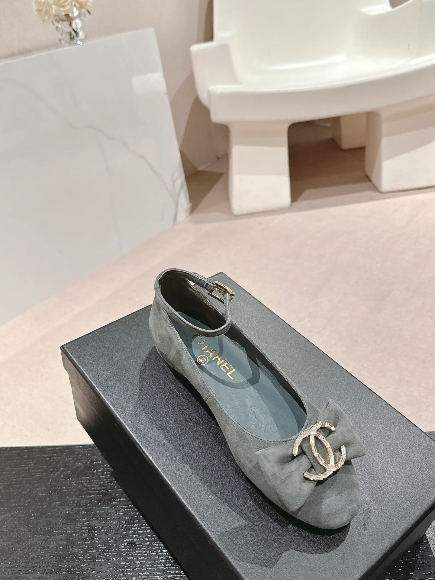 Туфли на низком каблуке Chanel 2024 Ribbon, серые