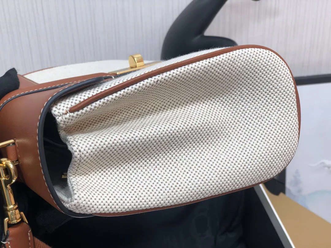 Сумка Celine Soft 16 Medium из гладкой коровьей кожи и канваса