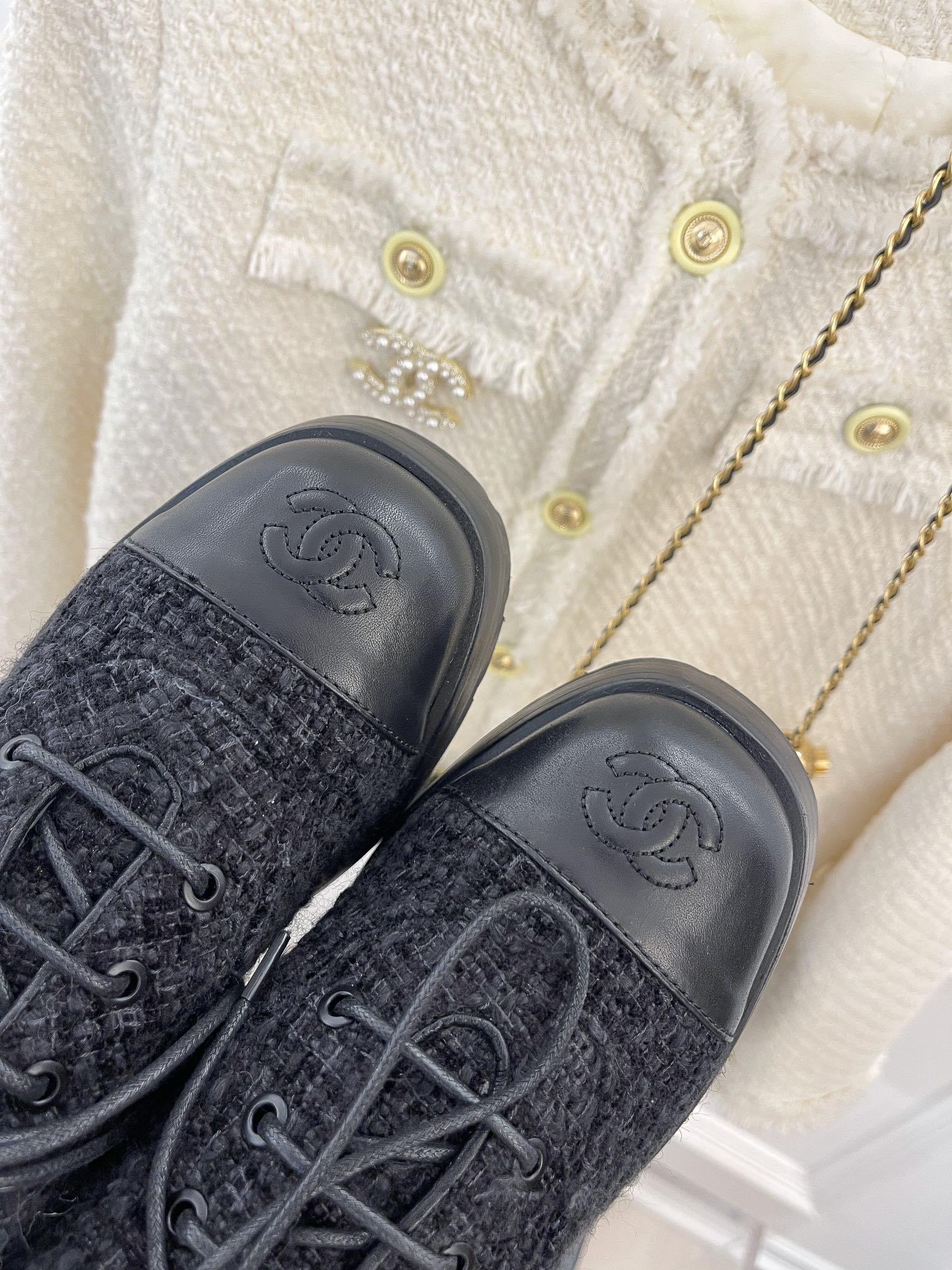 Новинка сезона осень/зима 2023 от Chanel - Лоферы с цепочкой - Черные