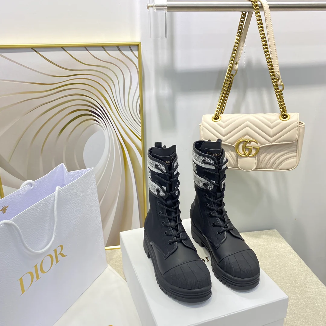 Высокие сапоги с нашивками и логотипом Dior.