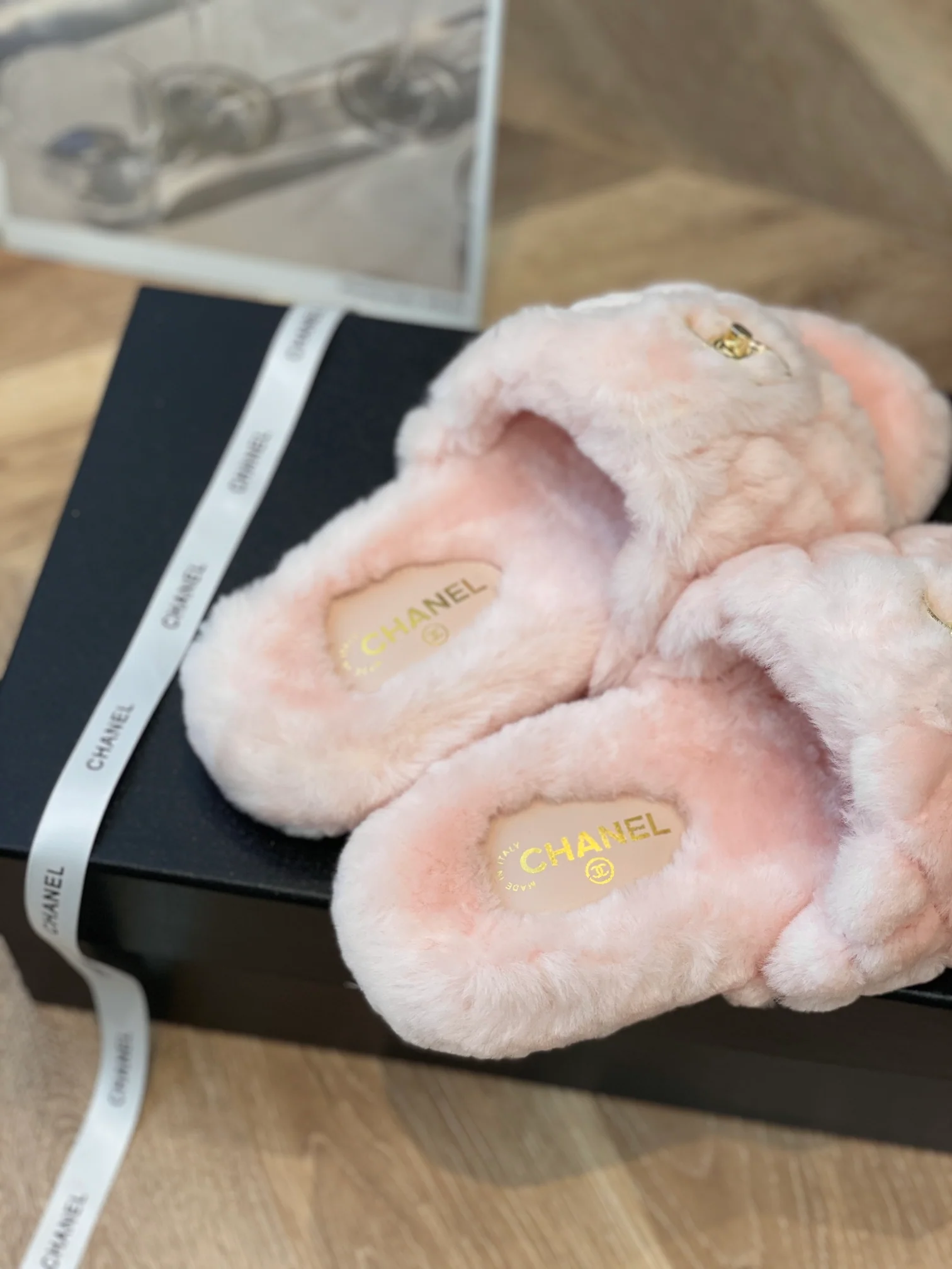 Новинка сезона осень/зима 2022 от Chanel - Тапочки из овечьей шерсти - Розовые