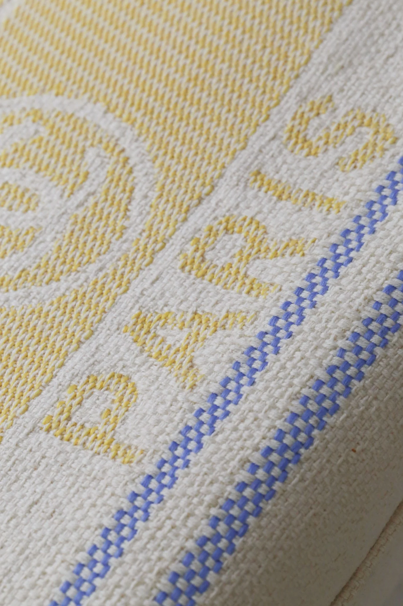 Пляжная сумка Chanel 25c, косметичка, ярко-желтая.