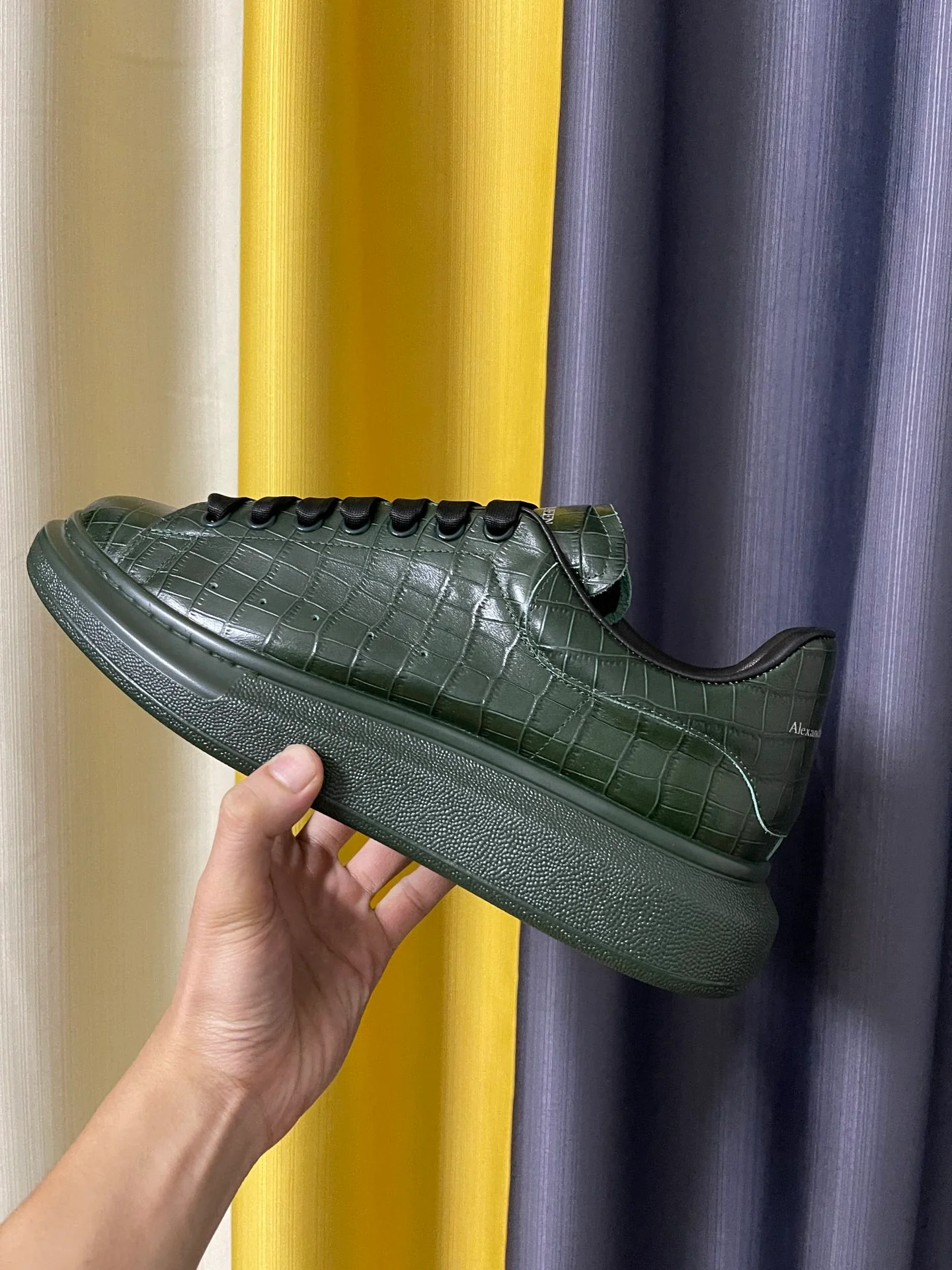 Классические белые кроссовки McQueen - унисекс - с масляной восковой обработкой и текстурой 