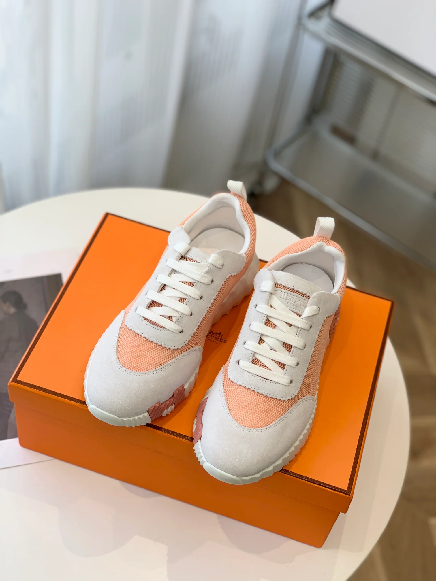 Новейшая модель Hermes 2023 года - кожаные кроссовки H - белые и розовые