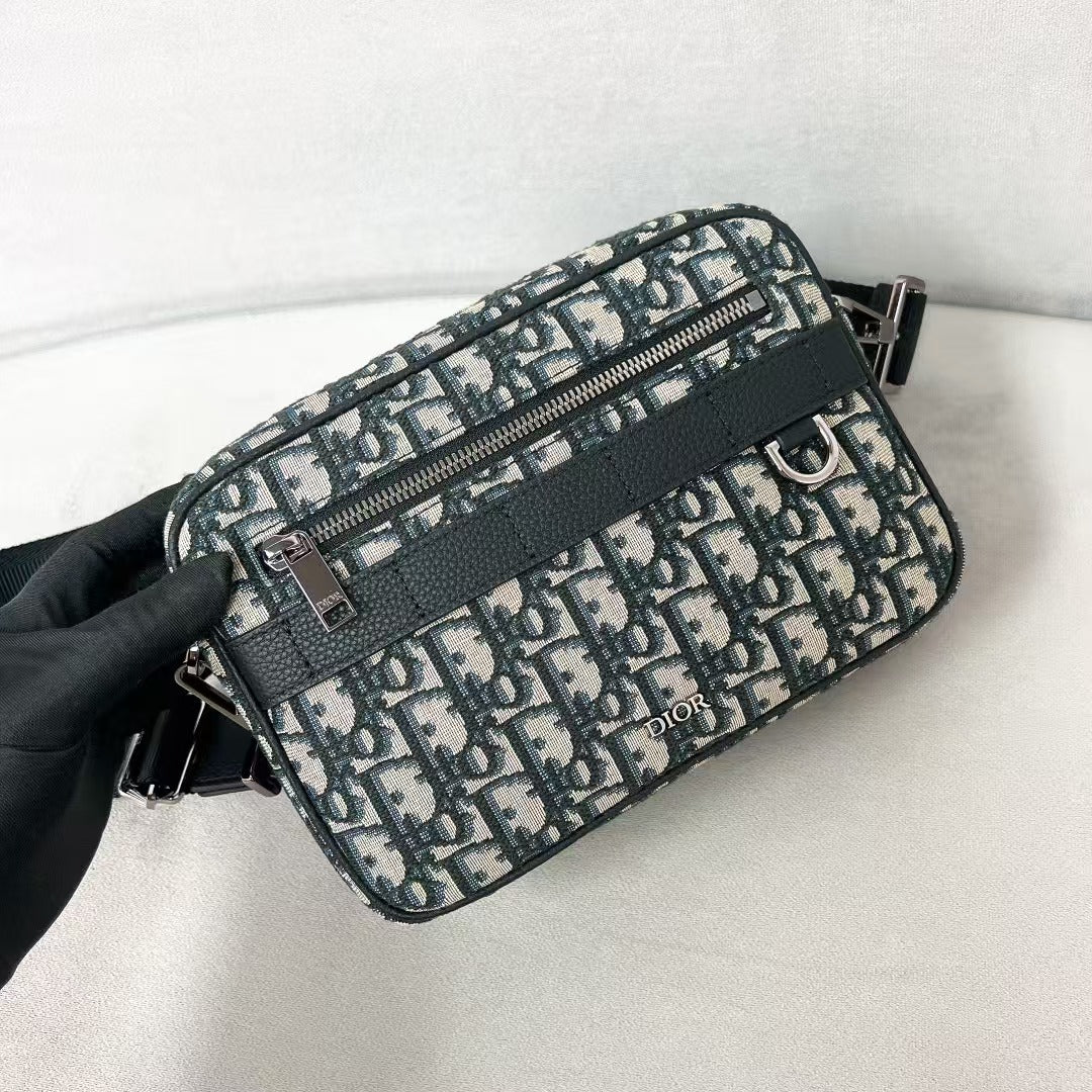 Сумка Dior Safari Monogram Jacquard Camera Bag, средний размер, цвет слоновой кости.