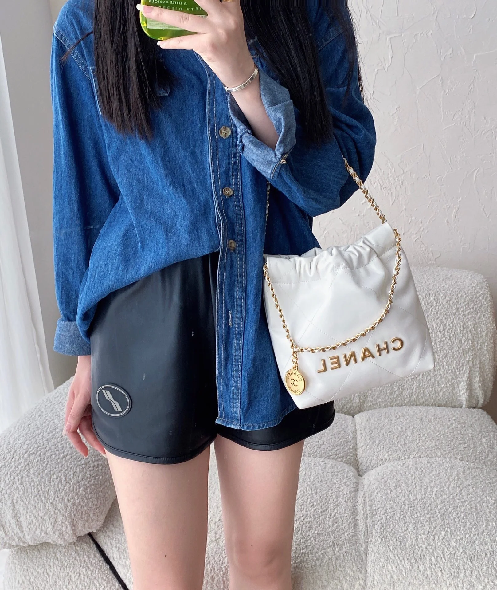 Новинка сезона весна/лето 2023 от Chanel - сумка 22 - мини - белое золото - фотографии в действии.