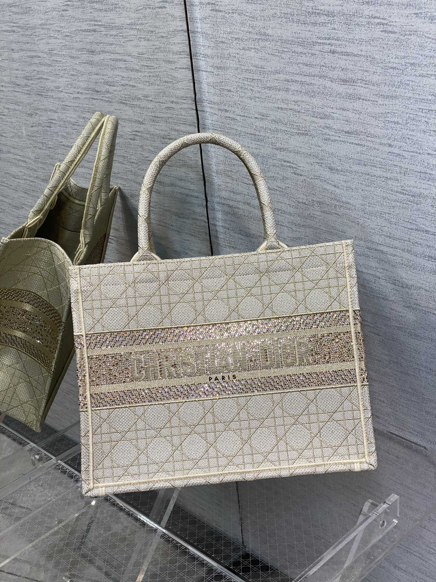 Сумка-тоут Dior Book, маленький размер 36-5 см, с вышивкой.