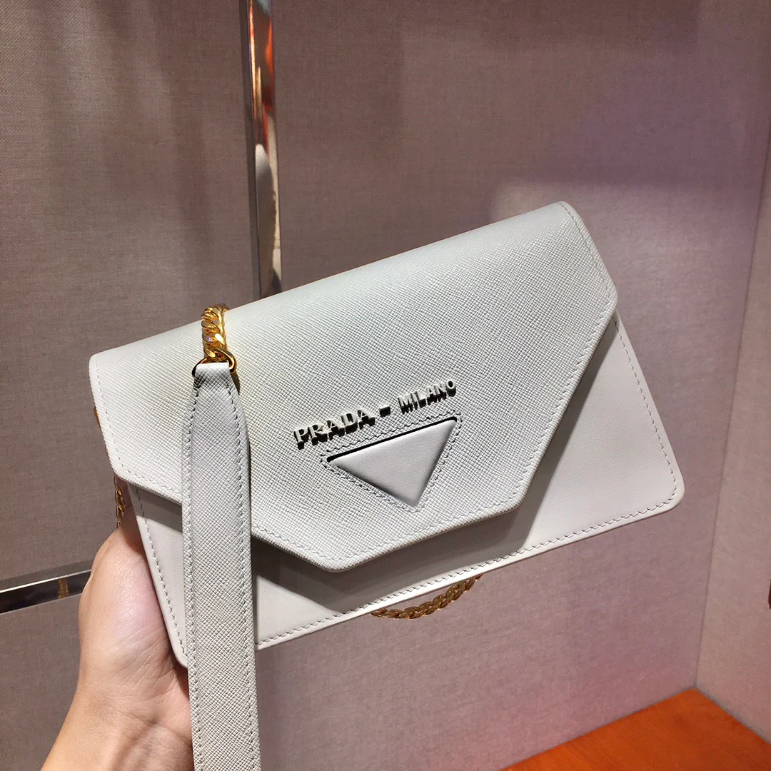 Коллекция Prada ?Ранняя весна 2020?: сумка-клапан белого цвета.