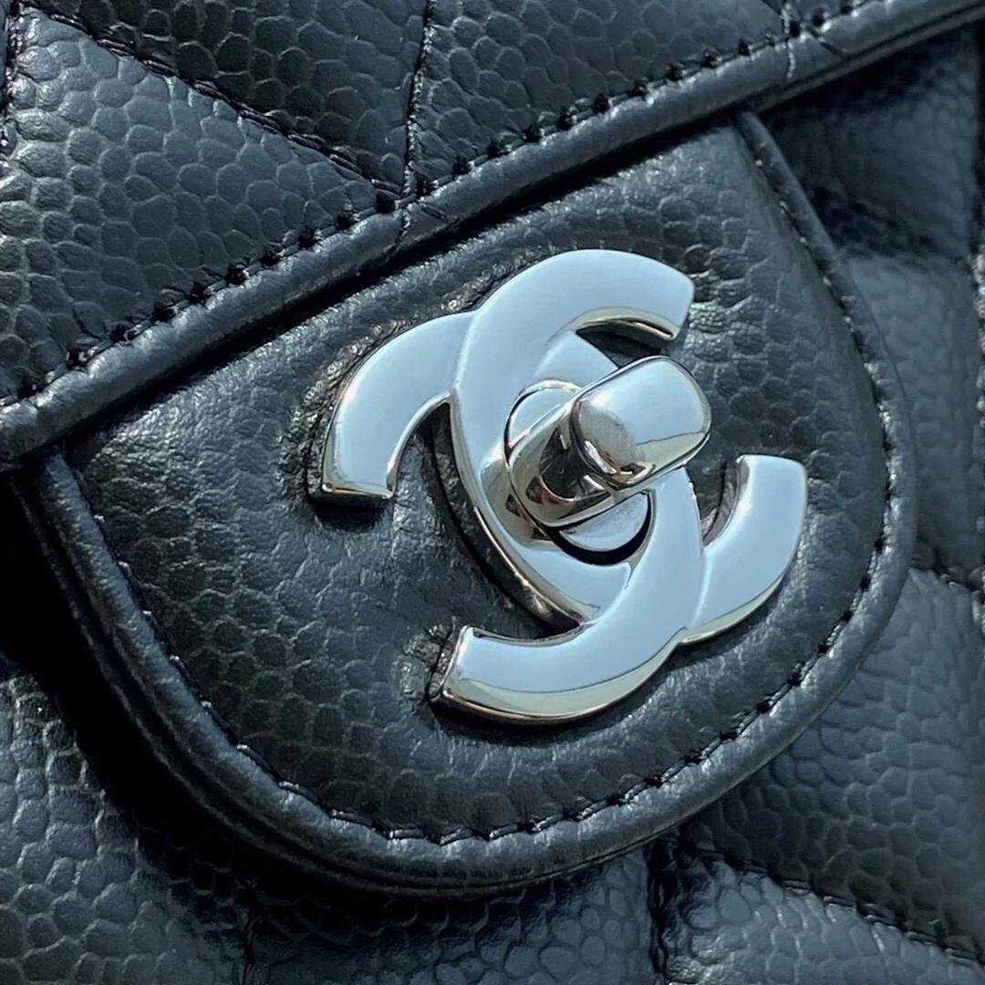 Chanel - Сумка с узором ?Личи? - Черная с серебряной пряжкой