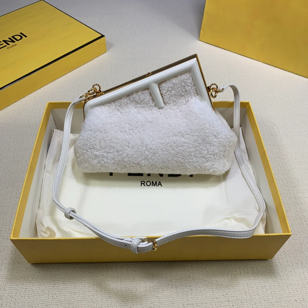 Маленькая белая шерстяная сумочка Fendi-first