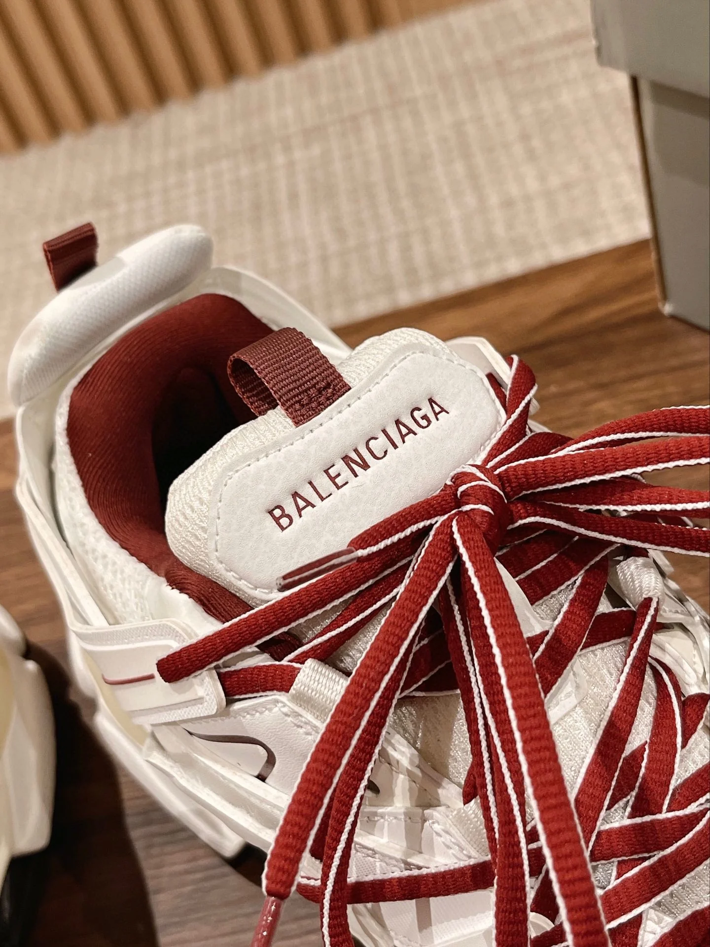 Кроссовки Balenciaga Track 3-0 (3-го поколения) Chunk - унисекс - белые с красными шнурками