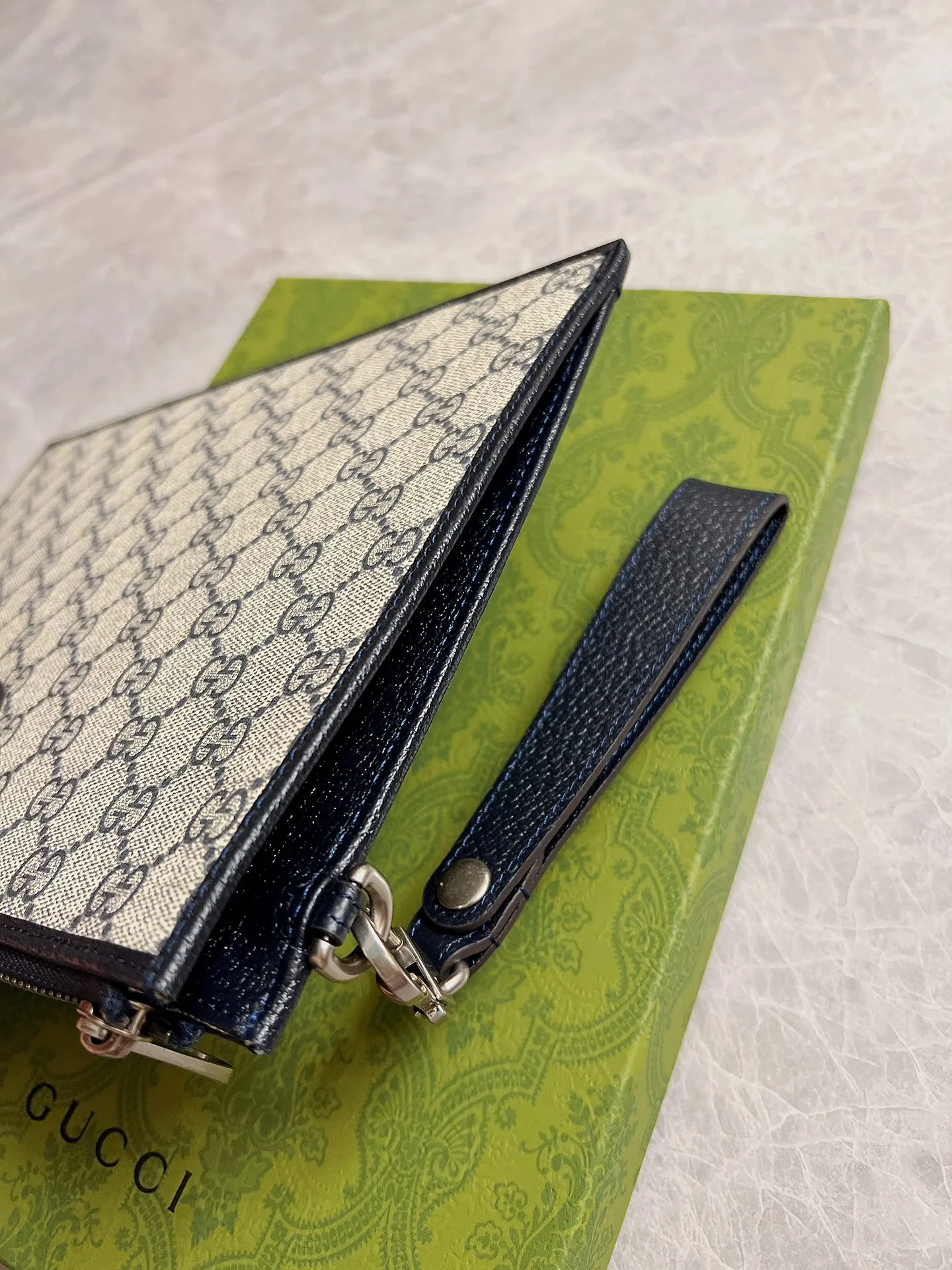 Клатч Gucci из синего ПВХ с монограммой