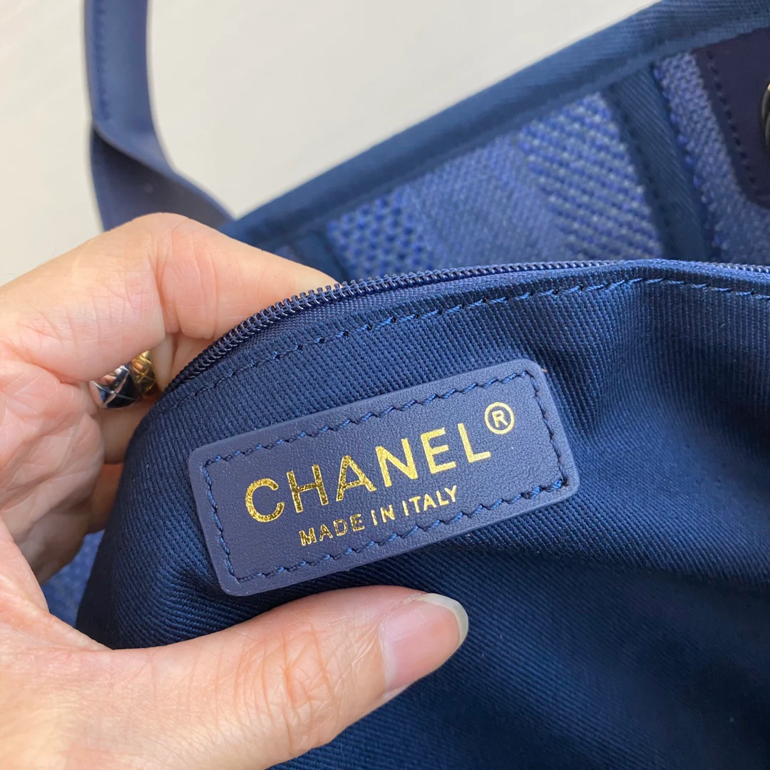 Большая пляжная сумка Chanel в темно-синюю полоску