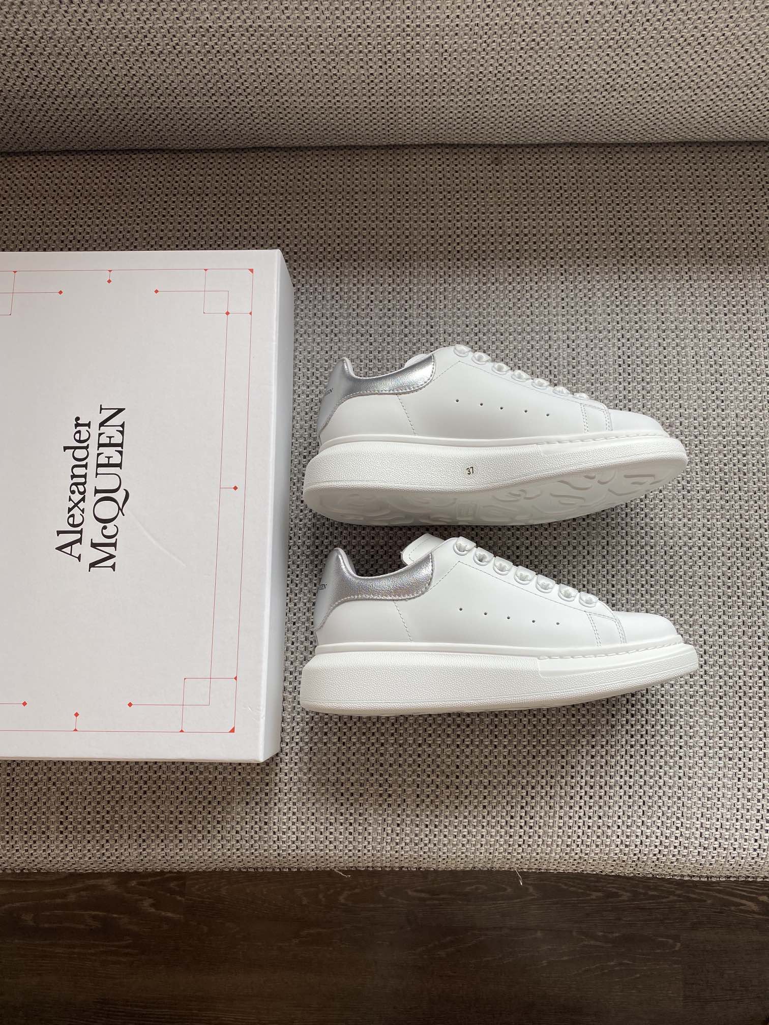 Классические белые кроссовки McQueen - лакированное серебро