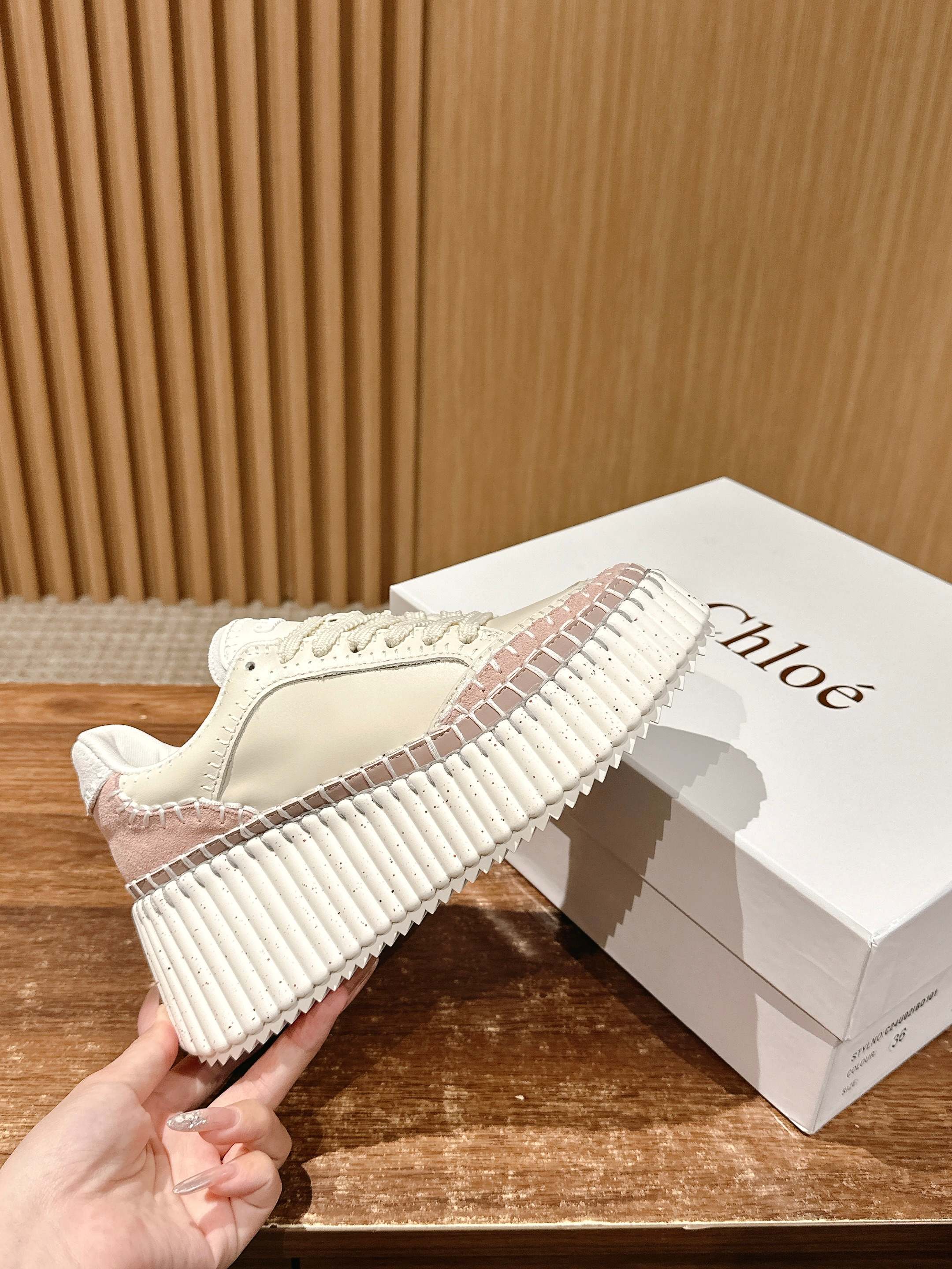 Белые кроссовки Chloe — Звездный стиль Джои Юнг, Сун И и Виктории Сон — Розовый