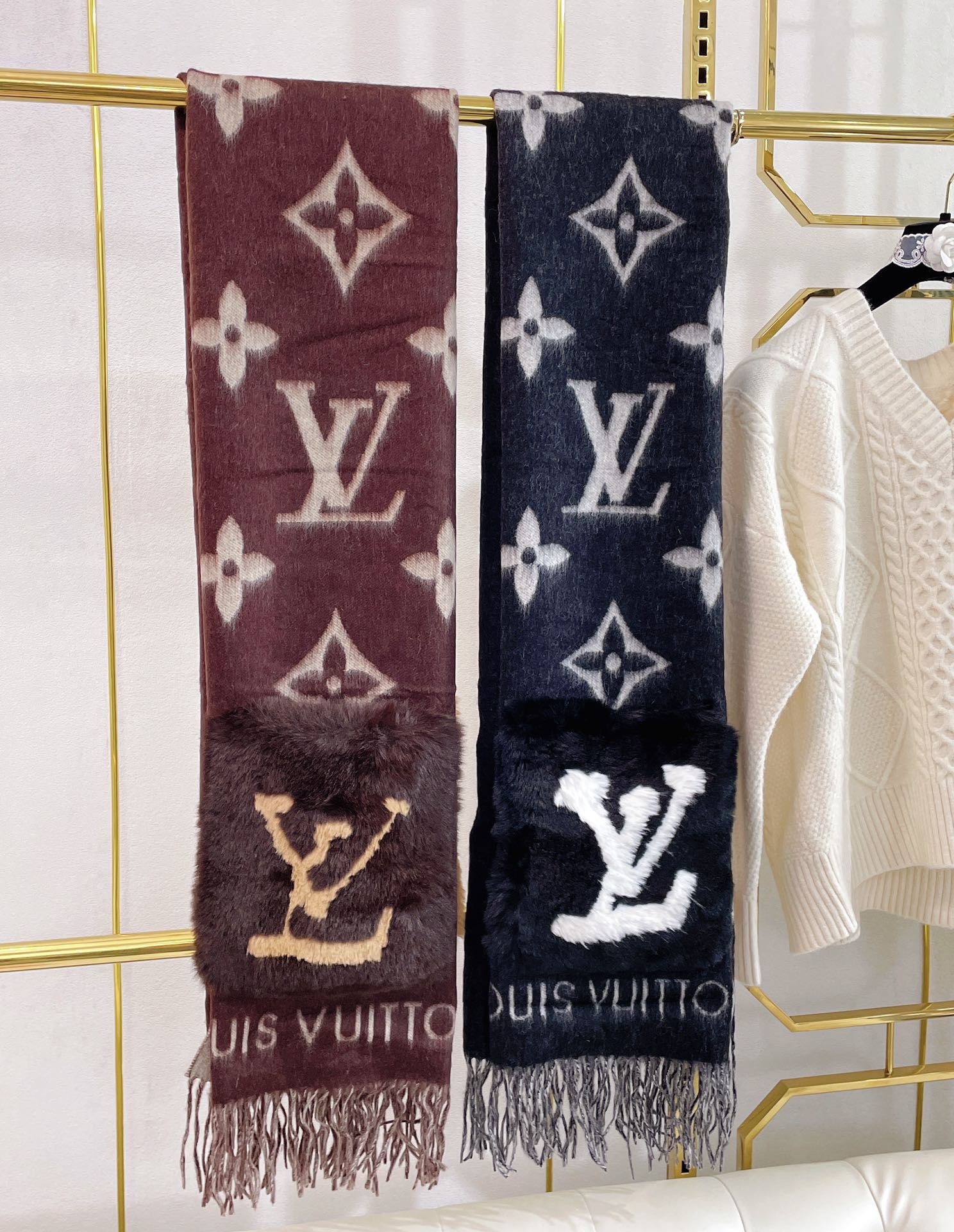 Шарф LV Cold Reykjavik 190 x 46 см, кашемир, отделка из кроличьего меха.