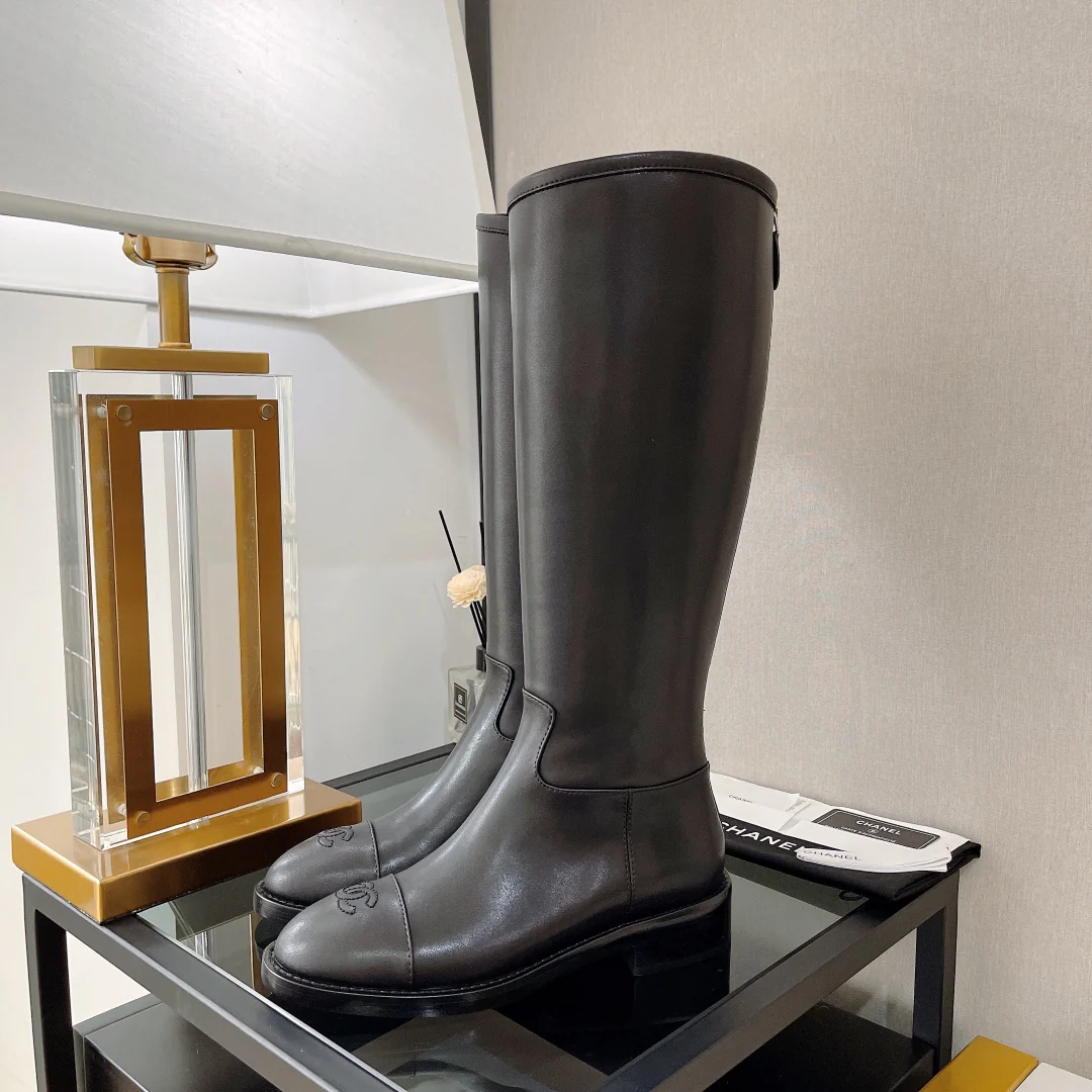 Ботинки Chanel с подиума 2022 года - черные.